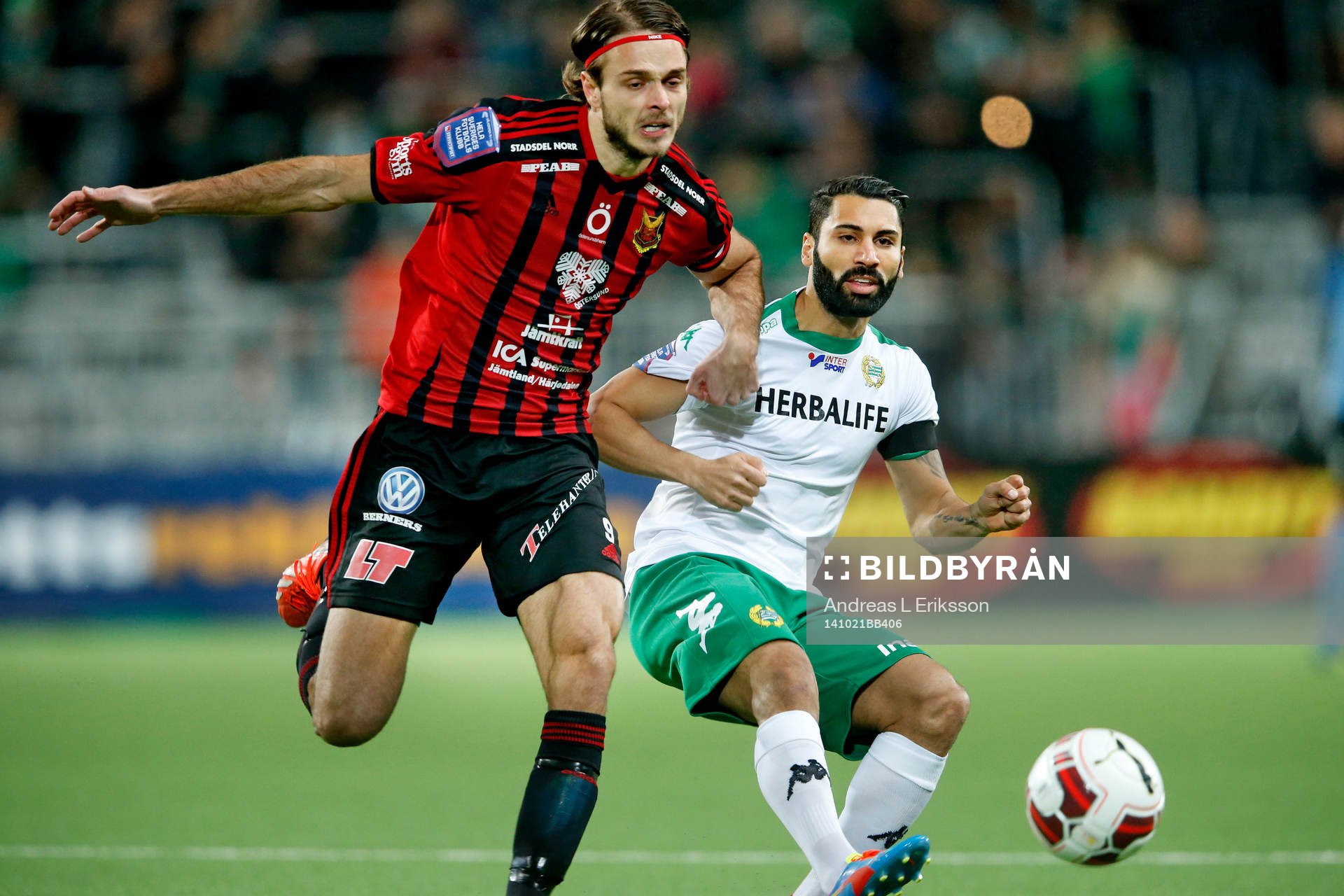 Östersunds Emir Smajic och Hammarbys Stefan Batan i närkamp under fotbollsmatchen i Superettan mellan Hammarby och Östersund den 21 oktober 2014 i Stockholm.