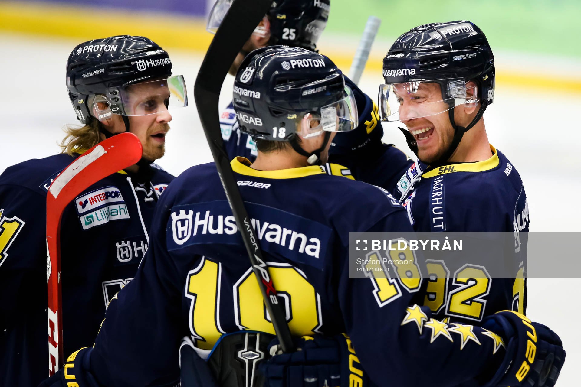s Mattias Tedenby, Kevin Fiala och Teemu Laine jublar
