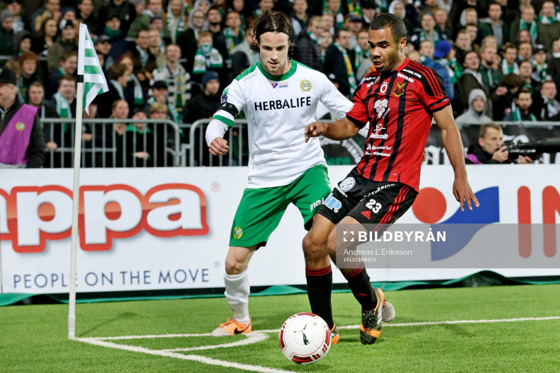 Hammarbys Linus Hallenius och Östersunds Luka Peric under fotbollsmatchen i Superettan mellan Hammarby och Östersund den 21 oktober 2014 i Stockholm.