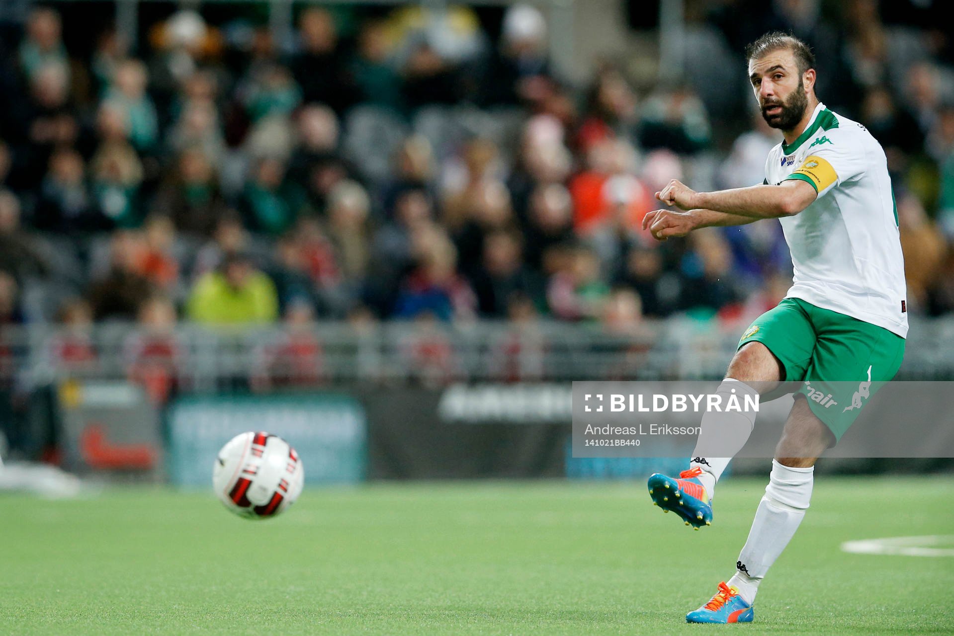 Hammarbys Kennedy Bakircioglu  slår en frispark