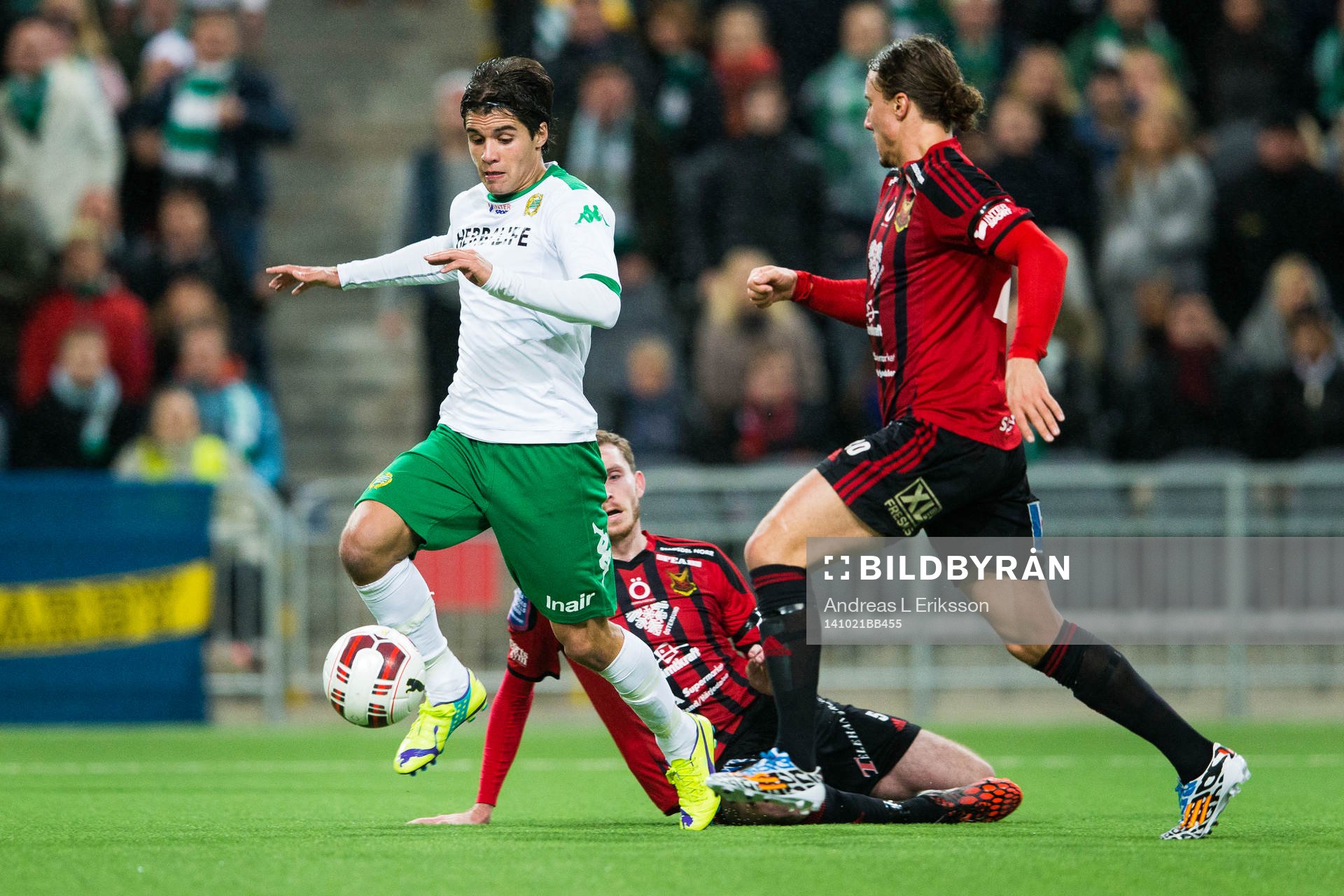 Hammarbys Lars Fuhre tar sig förbi Östersunds James