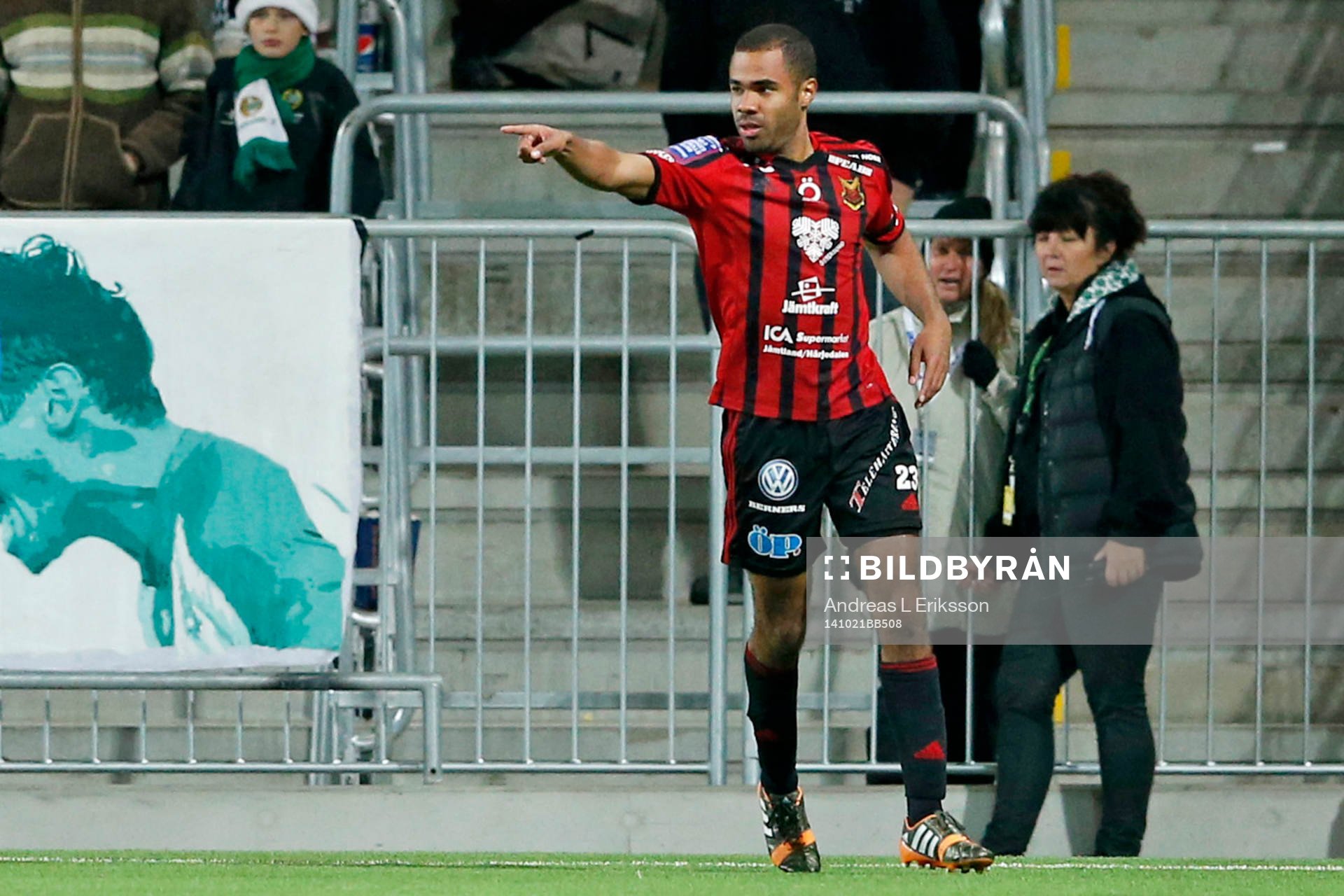 Östersunds Alex Dyer jublar