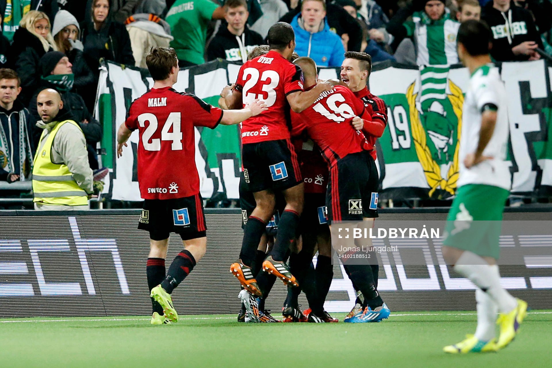 Östersunds spelare firar 2-1 genom Emir Smajic (ej i bild)
