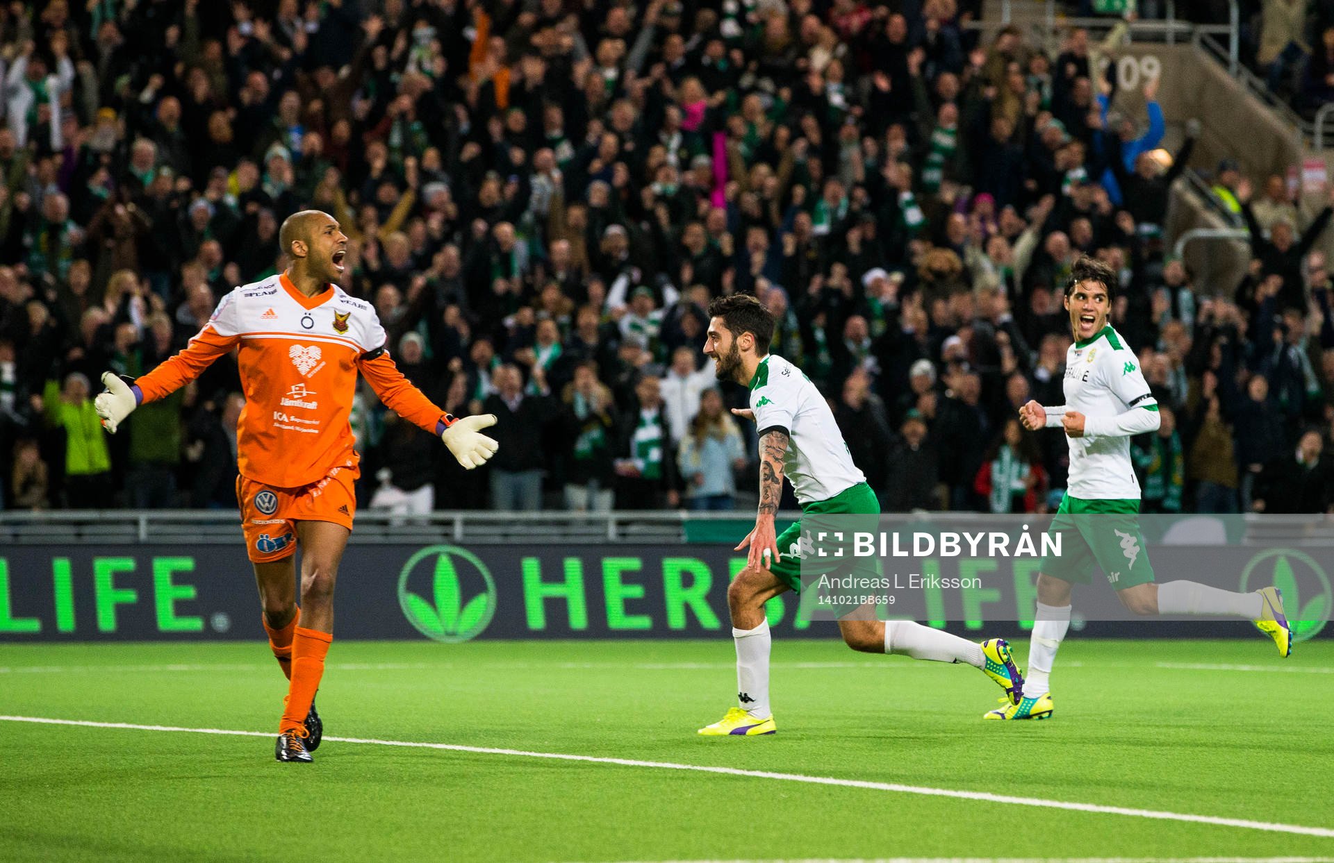 Östersunds målvakt Aly Keita reagerar och Hammarbys Nahir