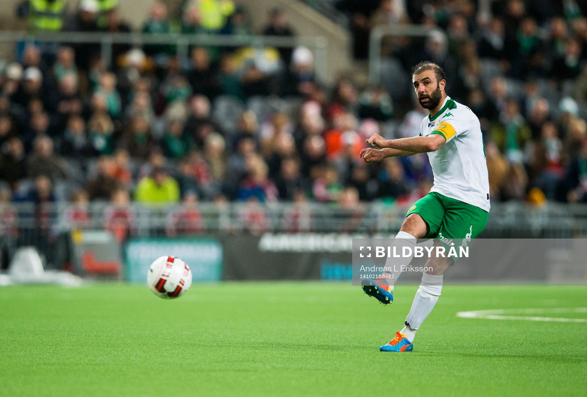 Hammarbys Kennedy Bakircioglu  med en frispark