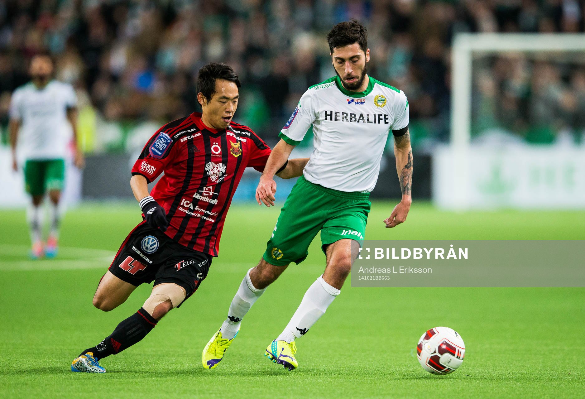 Östersunds Seon-Min Moon jagar Hammarbys Nahir Besara