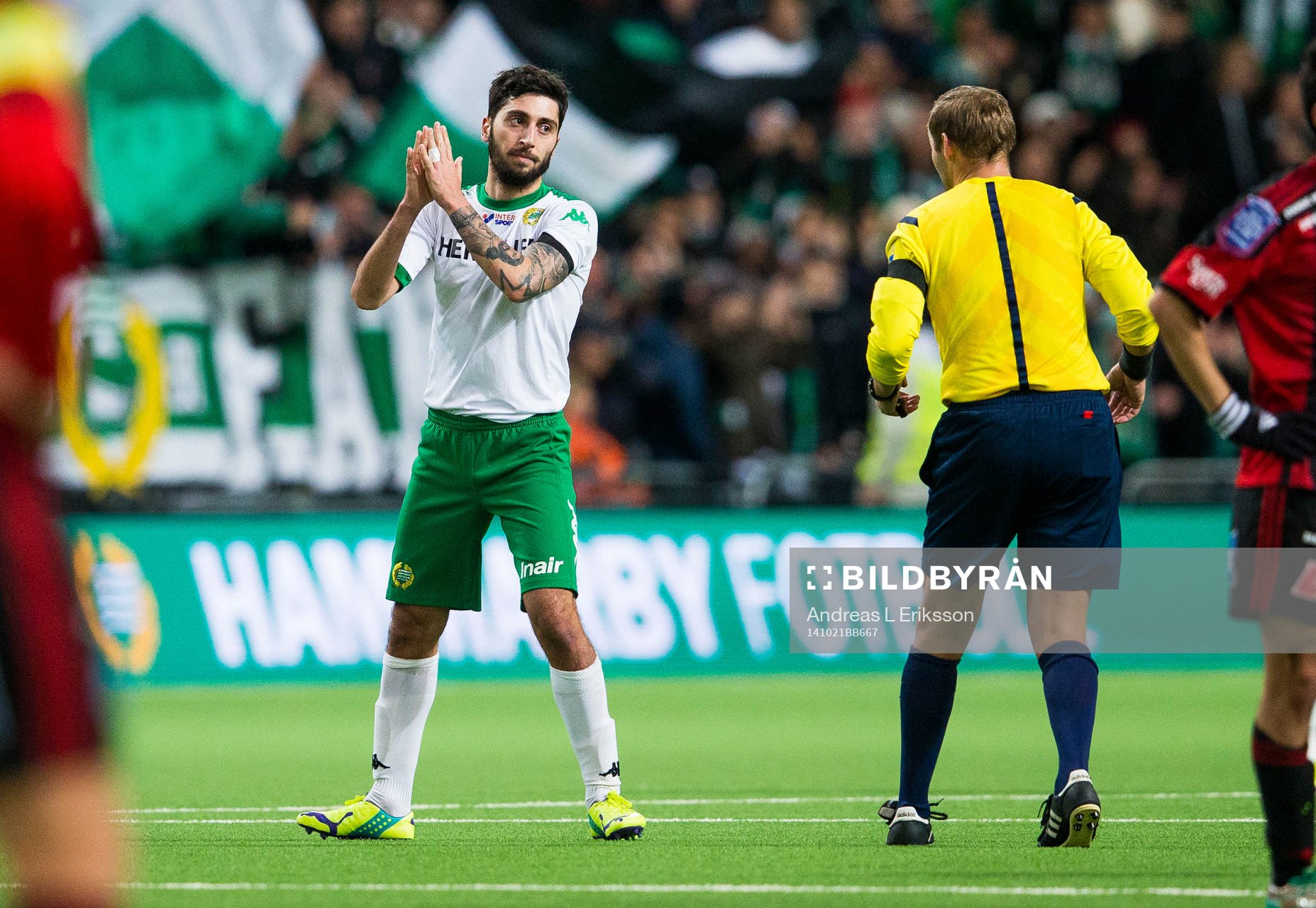 Hammarbys Nahir Besara tackar publiken