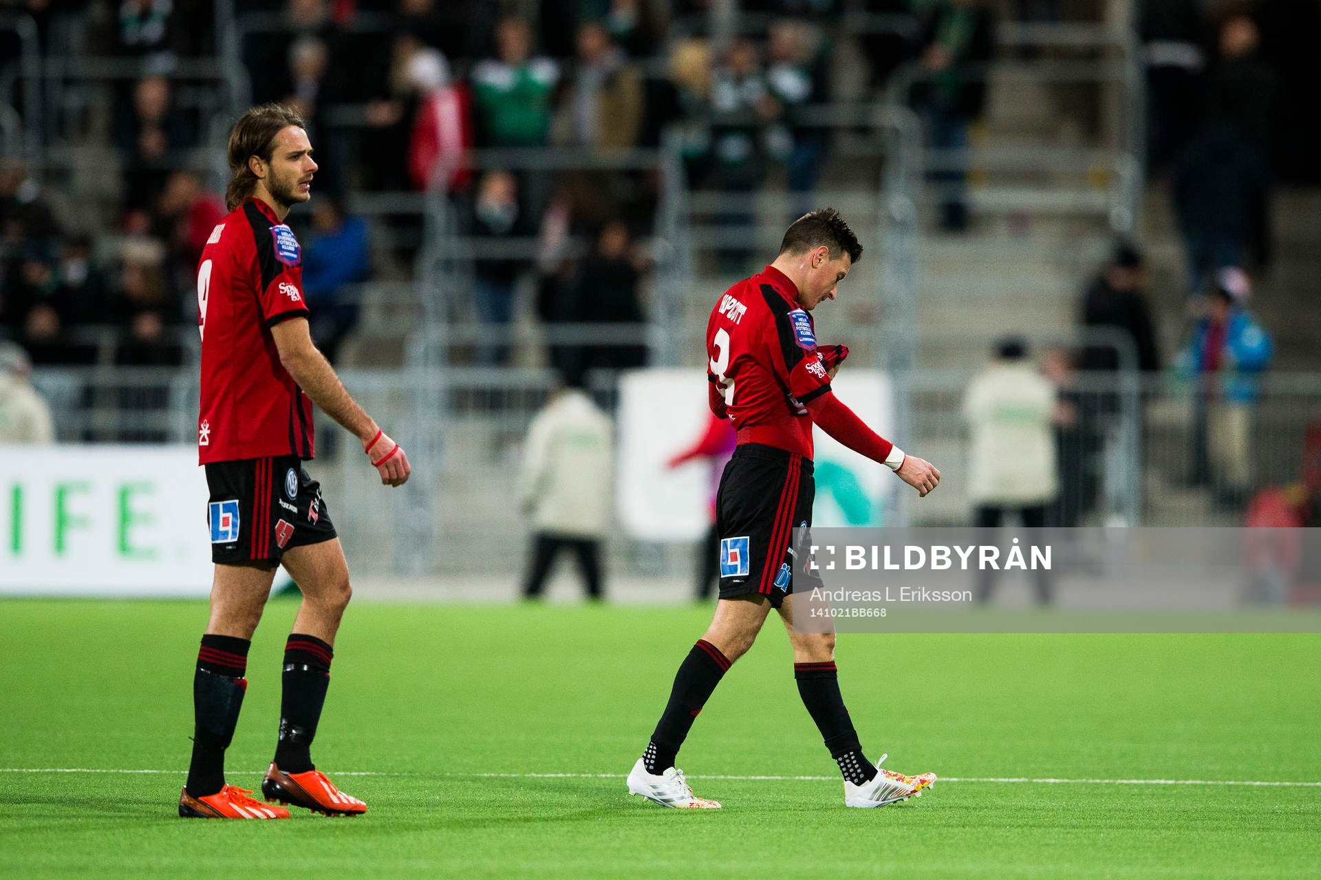 Östersunds Emir Smajic och Jamie Hopcutt deppar