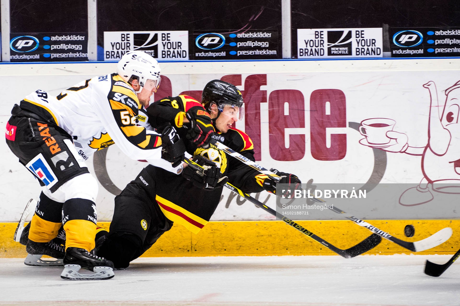 Skellefteås Arvid Lundberg och Brynäs Anton Rödin i en