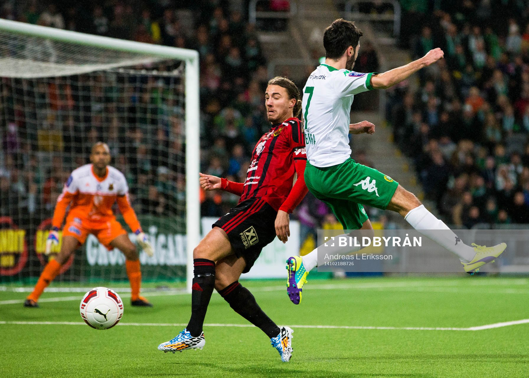 Östersunds Jonathan Azulay blockerar ett skott från