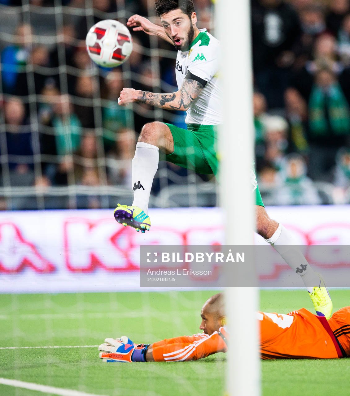 Hammarbys Nahir Besara gör 2-2 bakom Östersunds målvakt