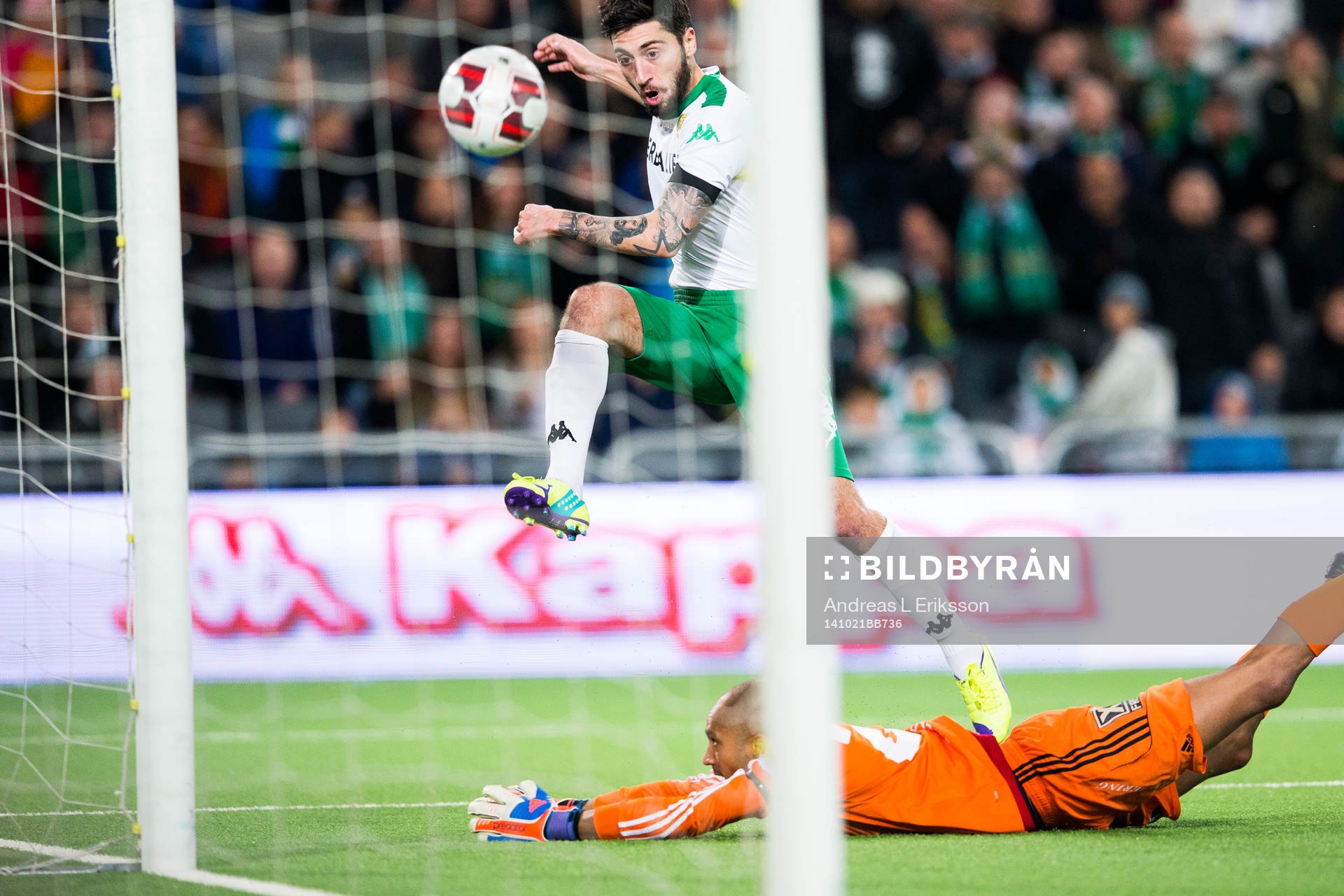 Hammarbys Nahir Besara gör 2-2 bakom Östersunds målvakt
