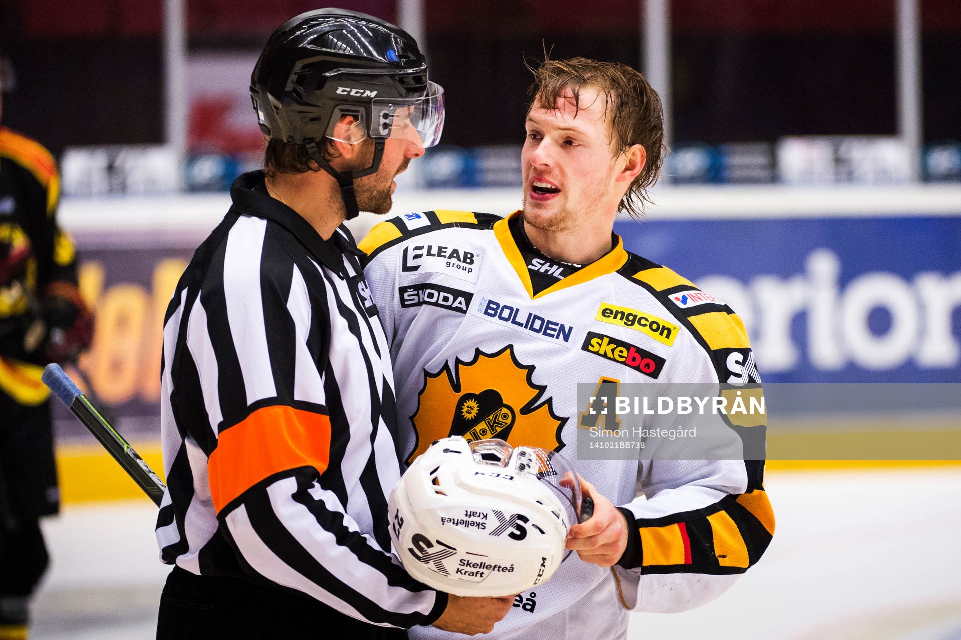 Domaren Mikael Sjöqvist i samtal med Skellefteås Martin