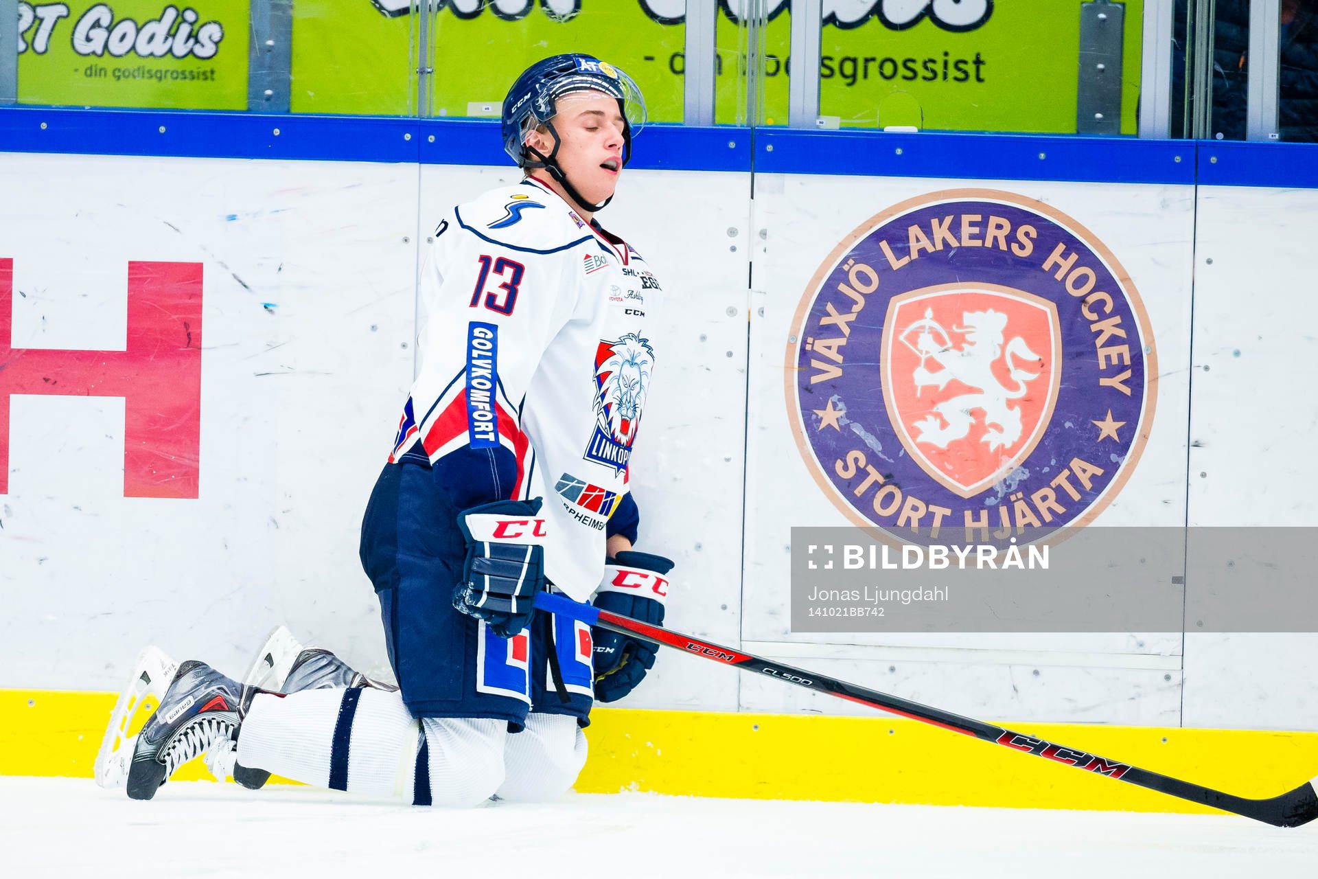 Linköpings Jakub Vrana står på knä