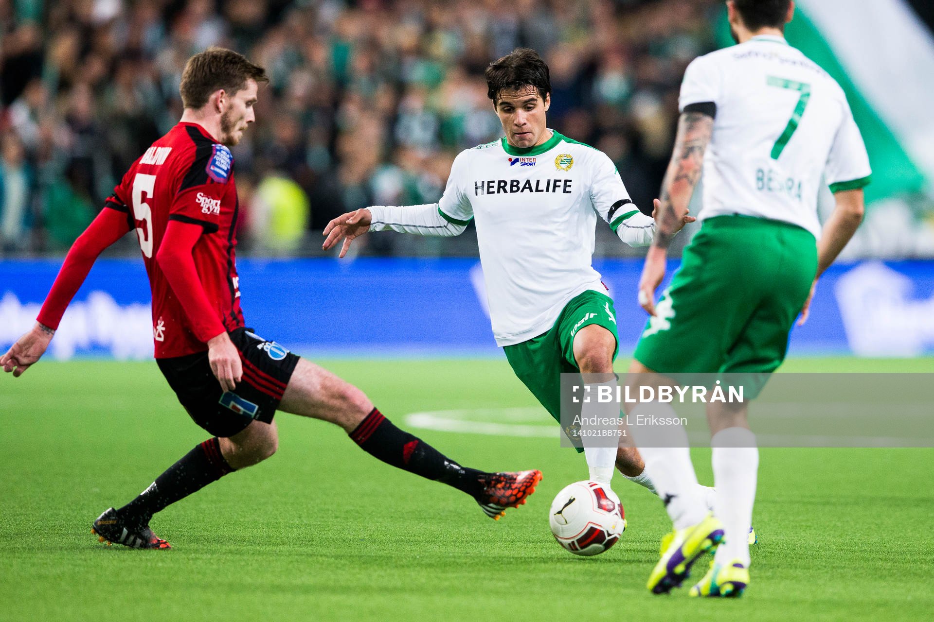 Östersunds James Baldwin försöker stoppa Hammarbys Lars