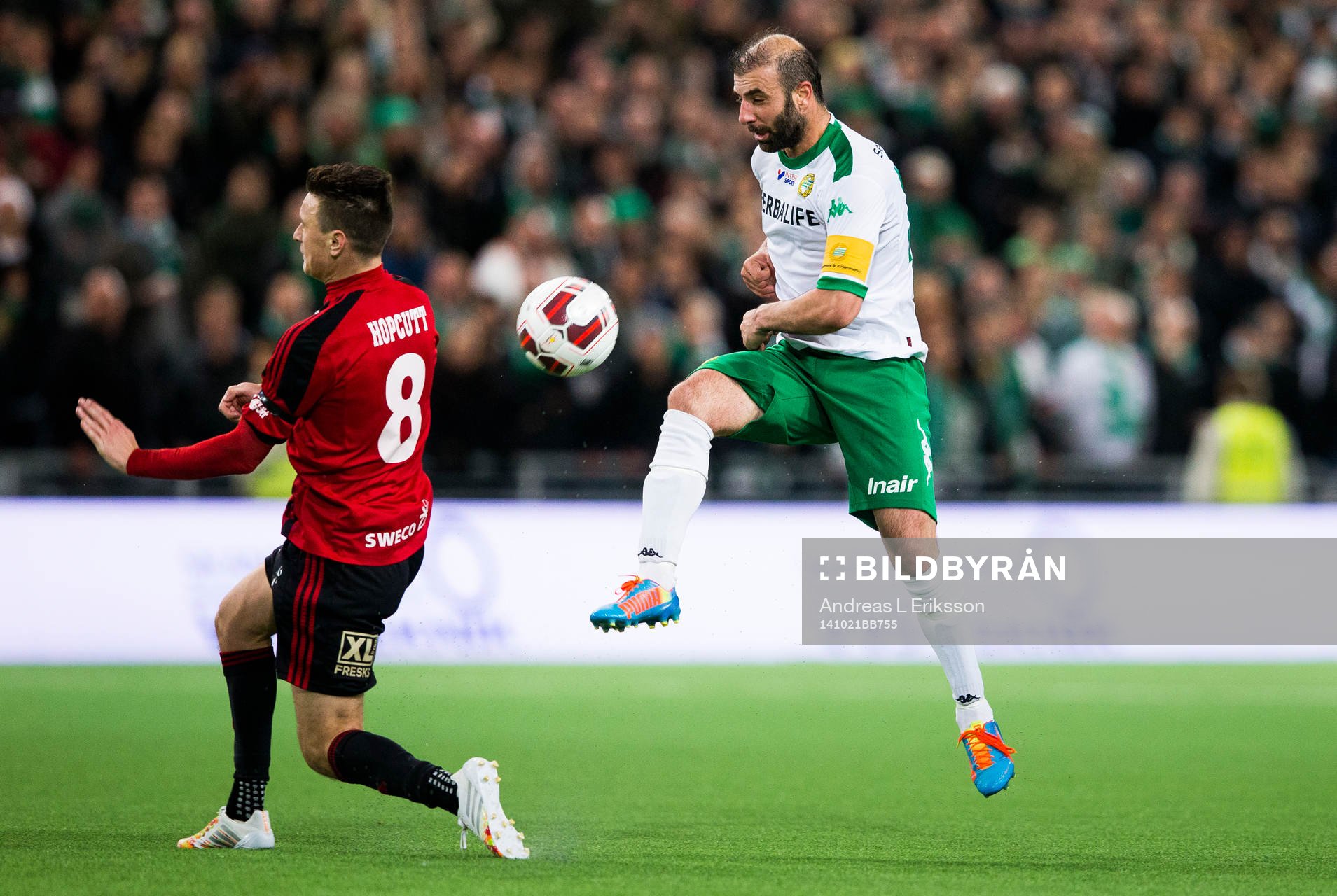 Östersunds Jamie Hopcutt står i vägen för skottet från Hammarbys Kennedy Bakircioglu under fotbollsmatchen i Superettan mellan Hammarby och Östersund den 21 oktober 2014 i Stockholm.