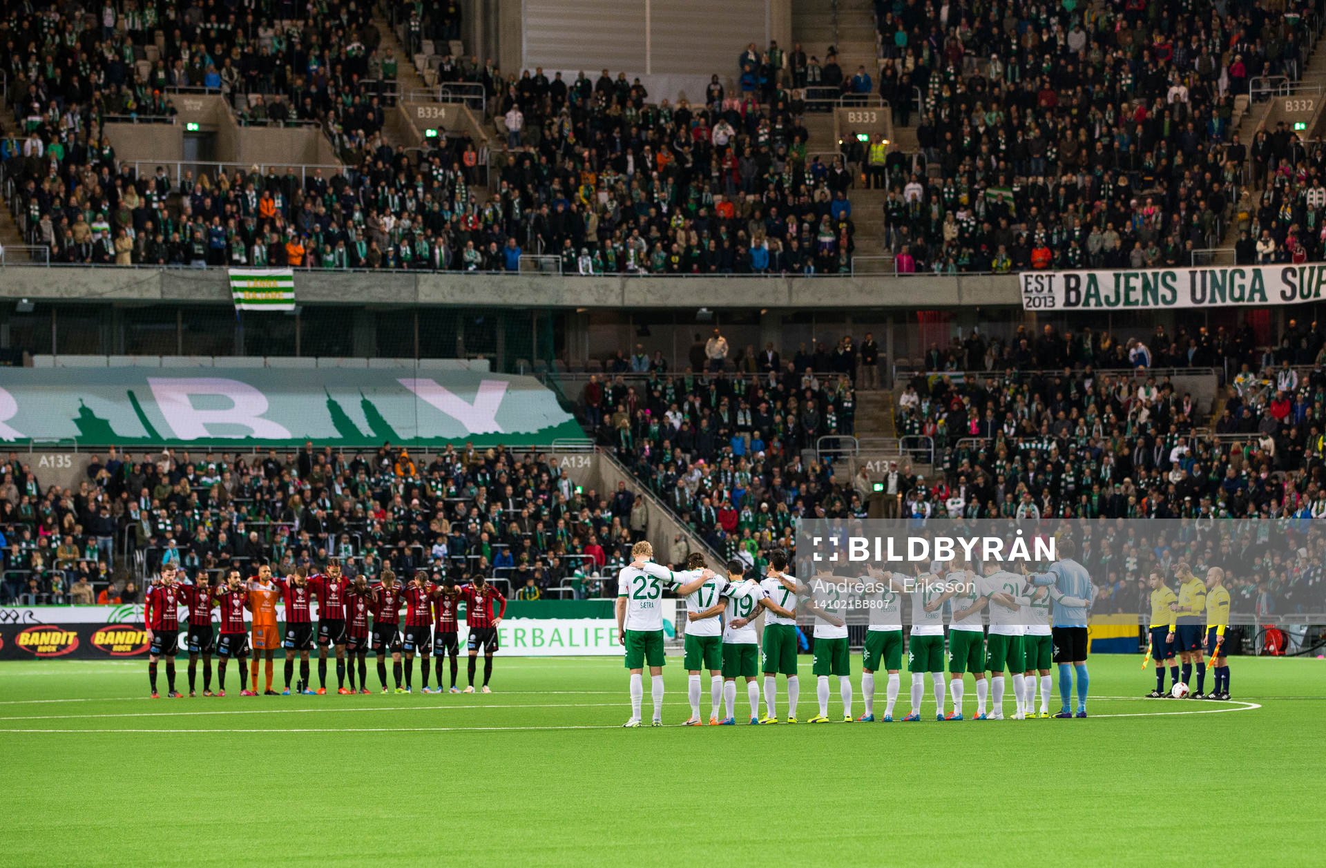 Östersunds och Hammarbys spelare håller om varann