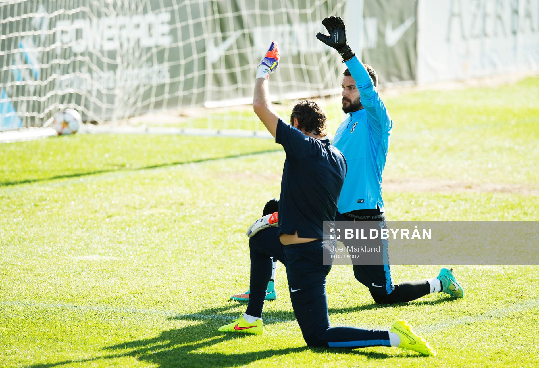 Målvakten Miguel Angel Moya (t h) under Atletico Madrids träning den 21 oktober 2014 i Madrid.