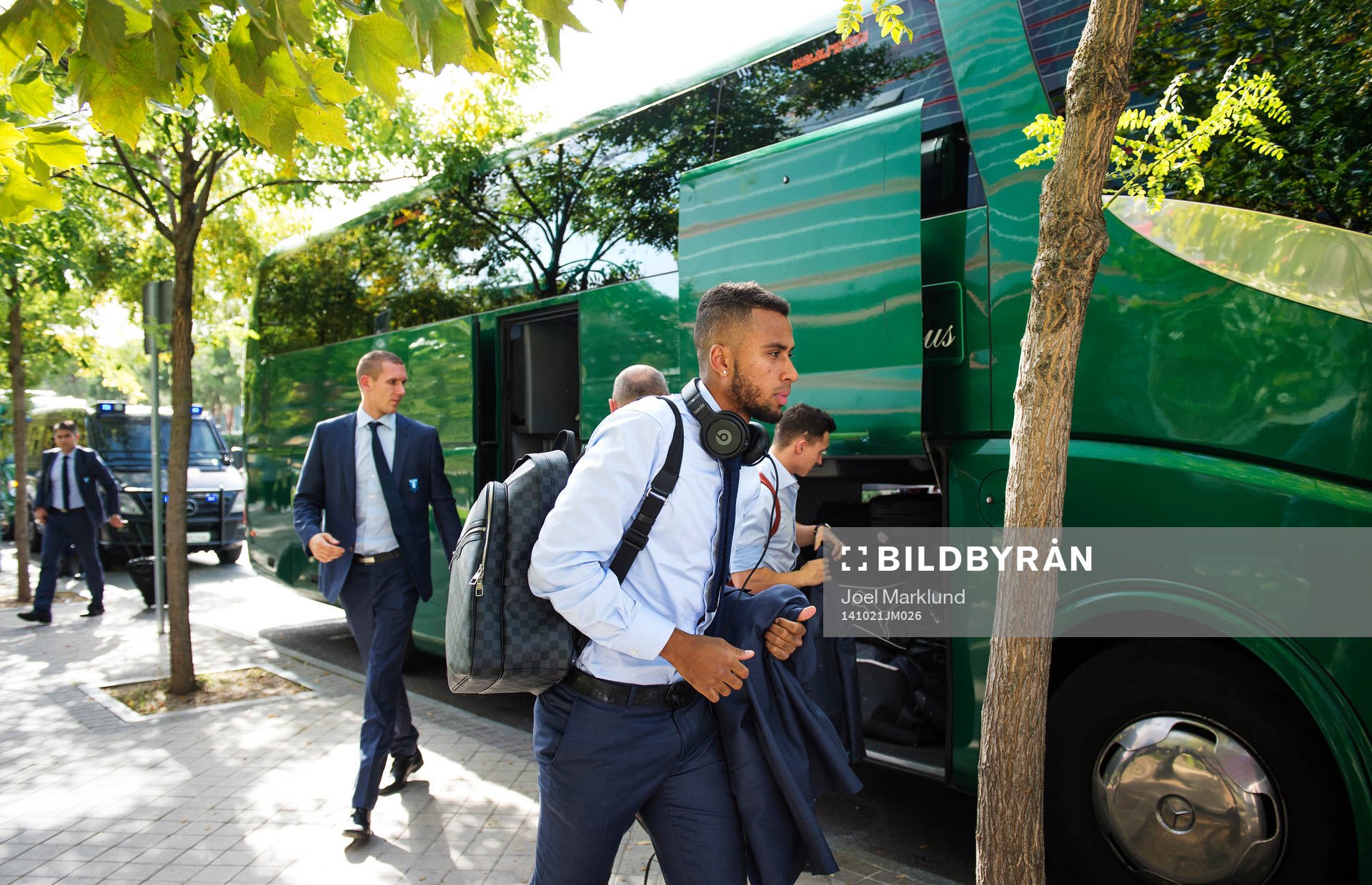 s Isaac Kiese Thelin anländer med lagkamrater till lagets