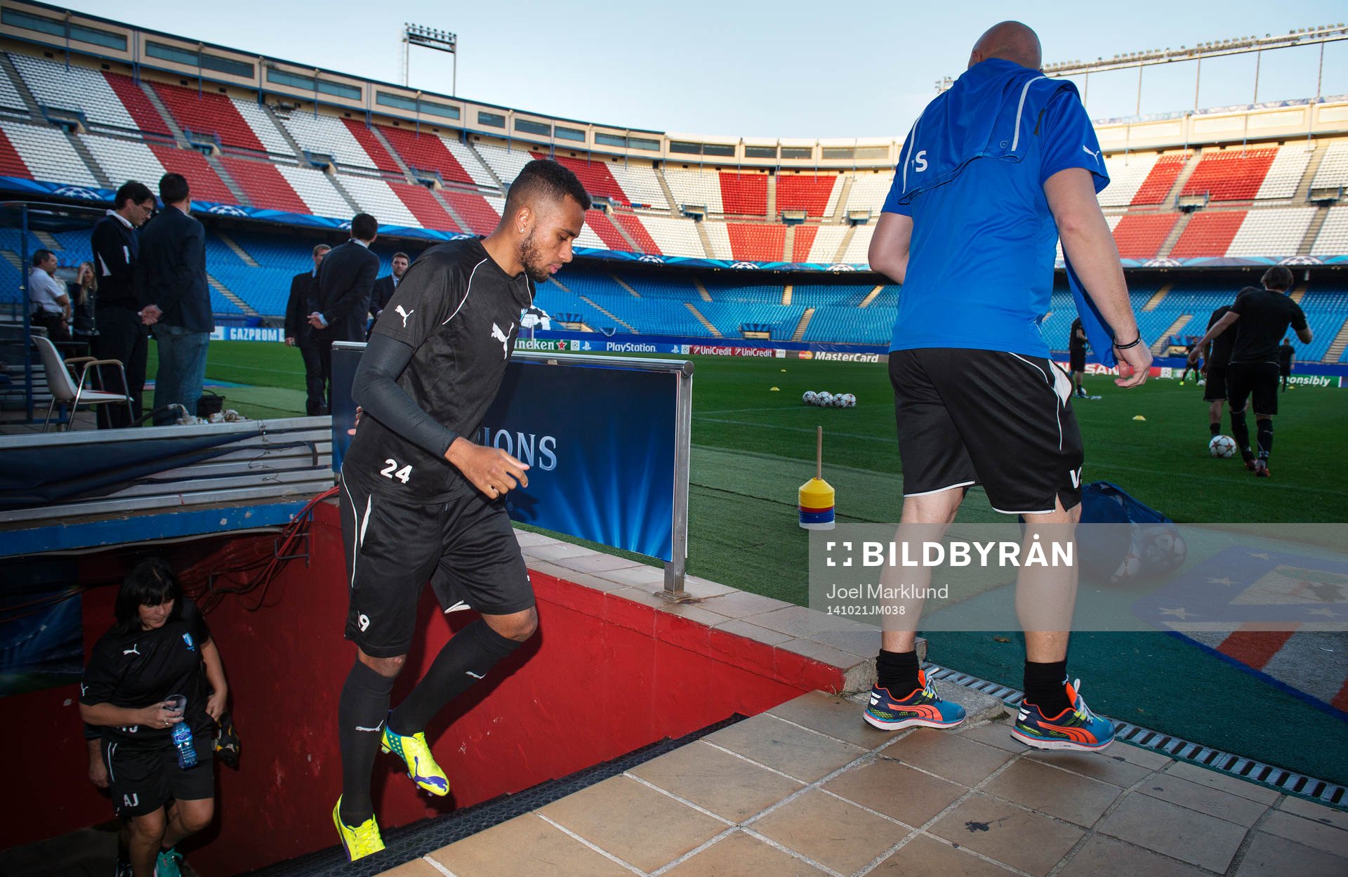 s Isaac Kiese Thelin på väg in till en träning på