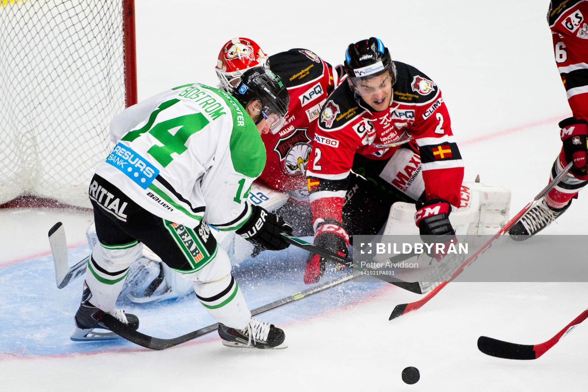 Malmö Redhawks Nils Andersson försöker rensa undan