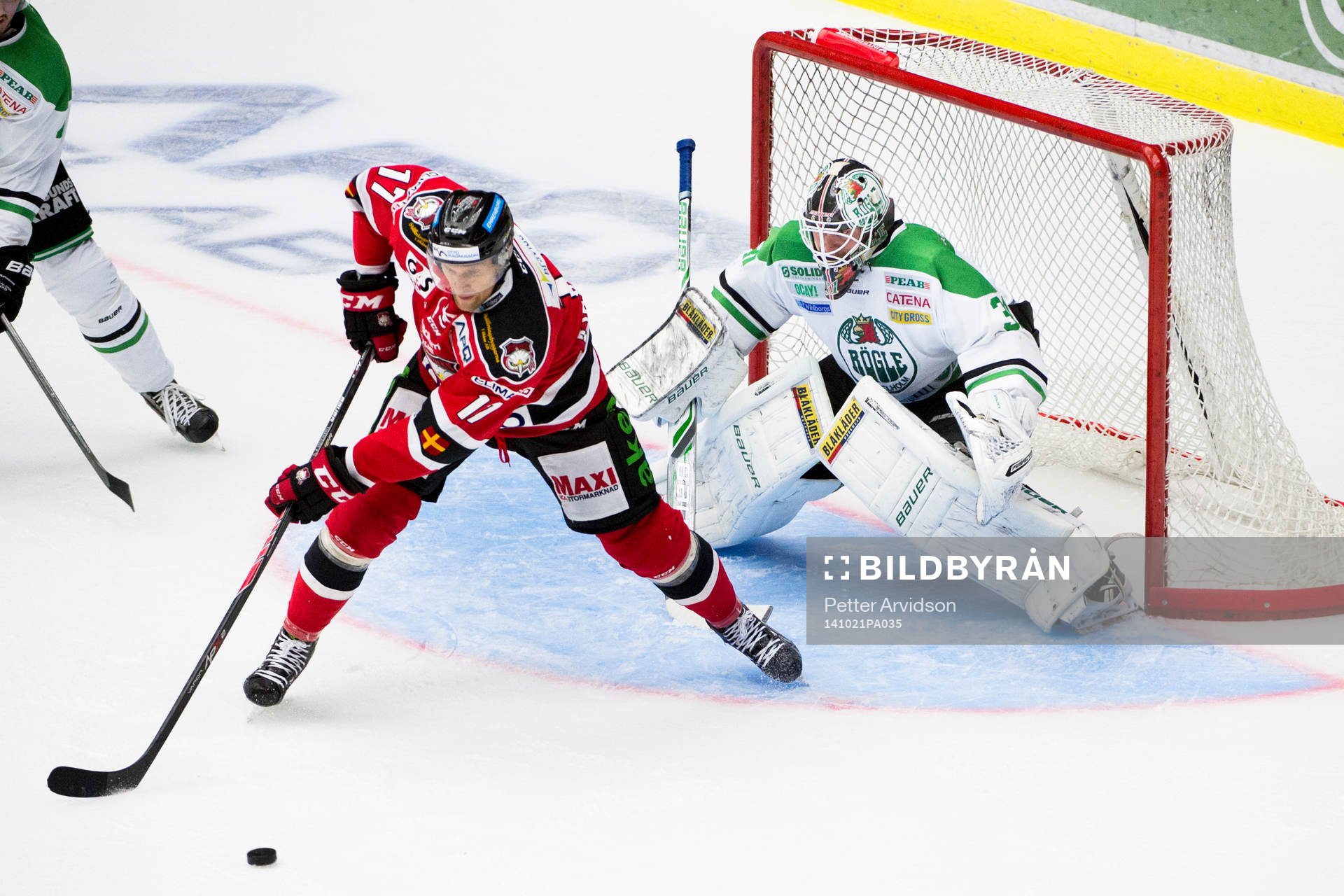 Malmö Redhawks Mathias Tjärnqvist med pucken framför