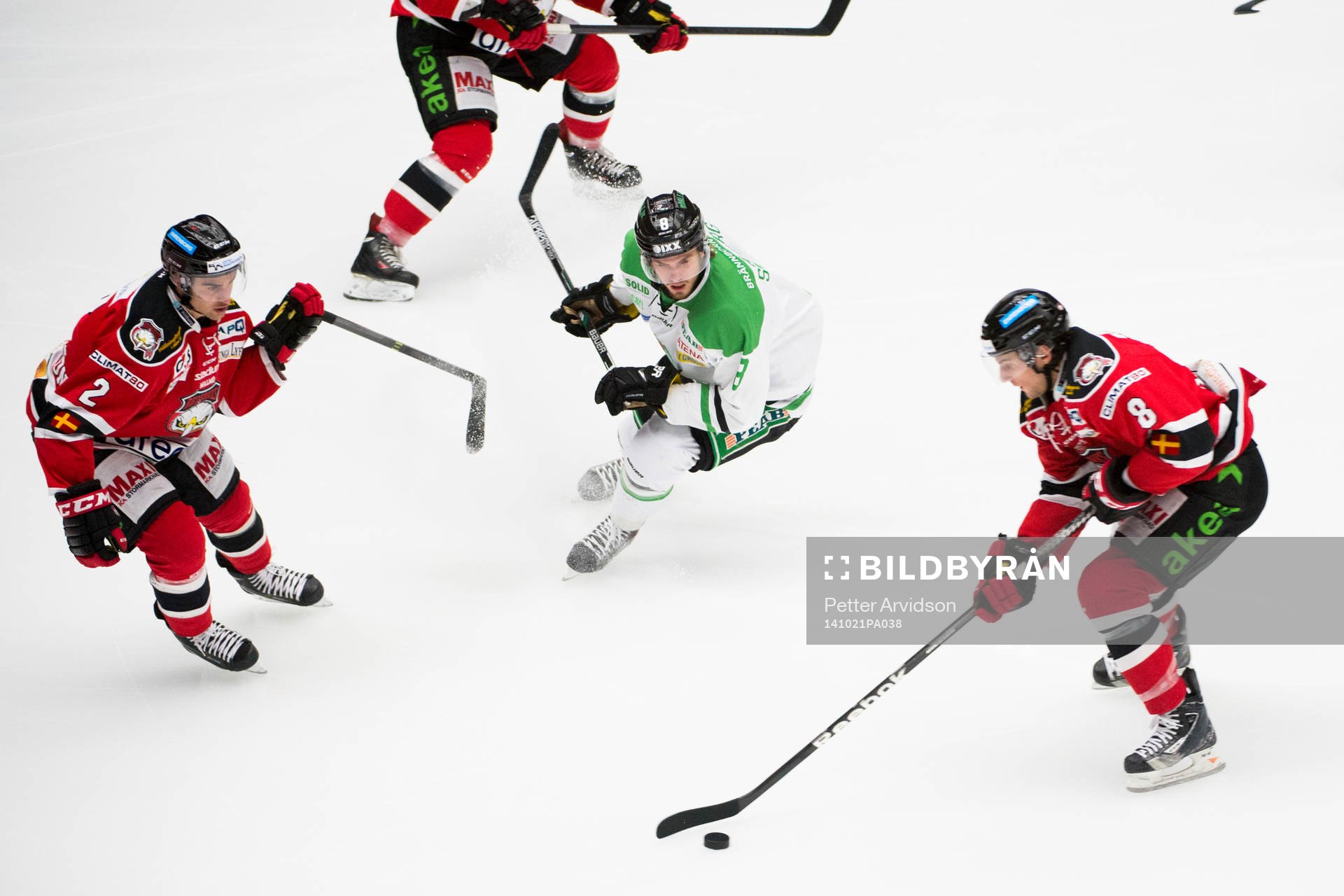 Rögles Sebastian Stålberg mellan Malmö Redhawks Nils