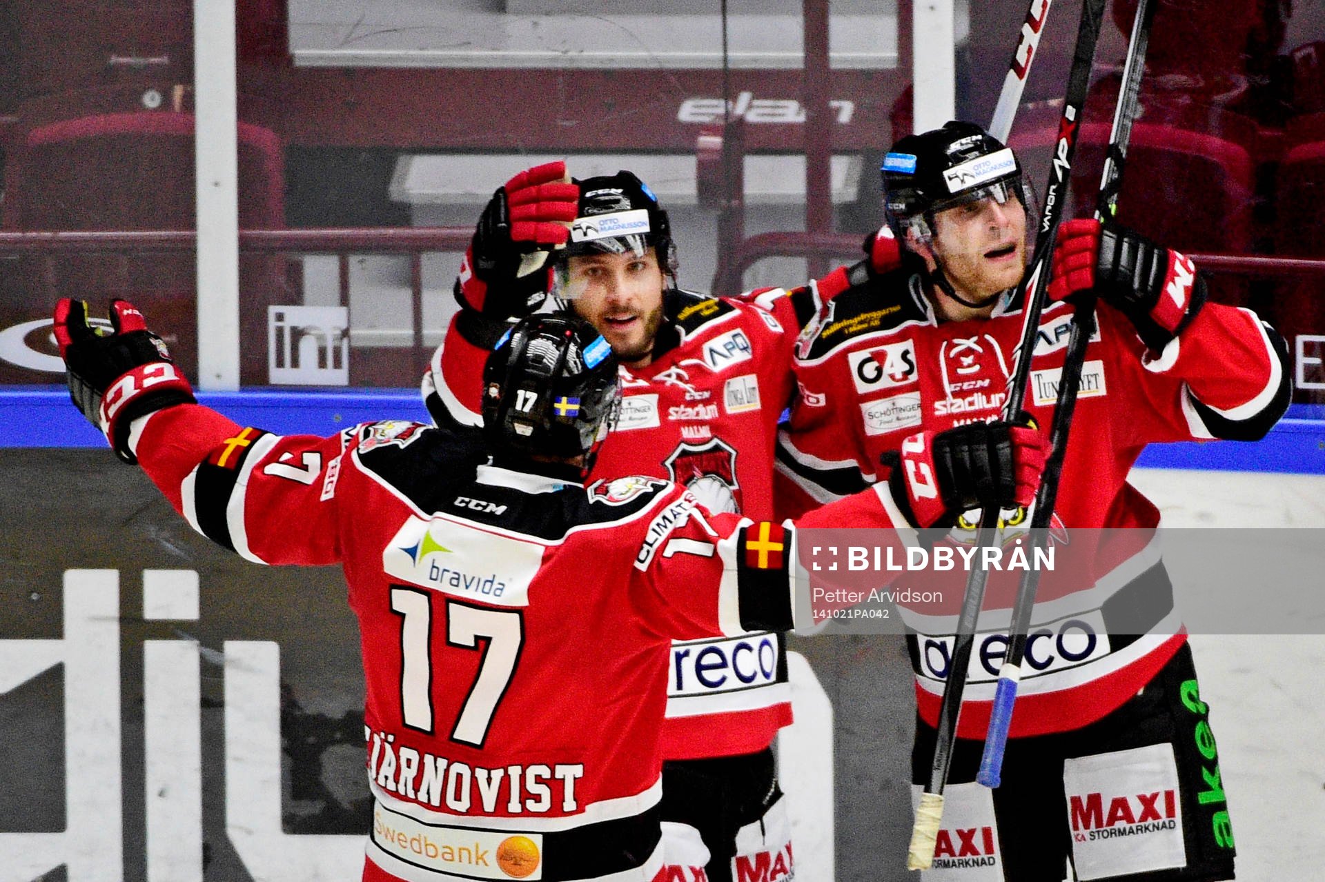 Malmö Redhawks Fredrik Storm firar 2-1 med Joey Tenute och