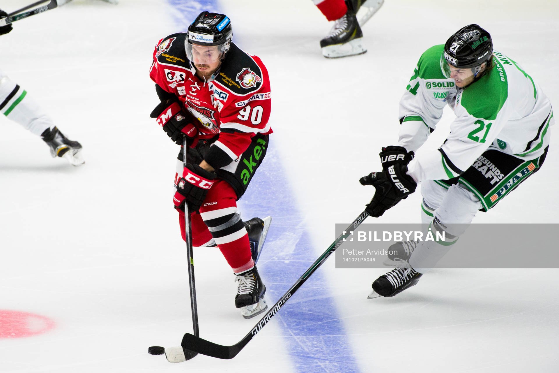 Malmö Redhawks Mattias Persson jagas av Rögles Emil Molin