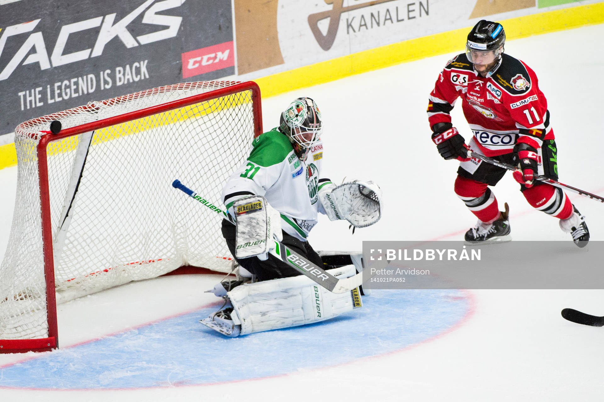 Malmö Redhawks Joey Tenute oroar framför Rögles målvakt