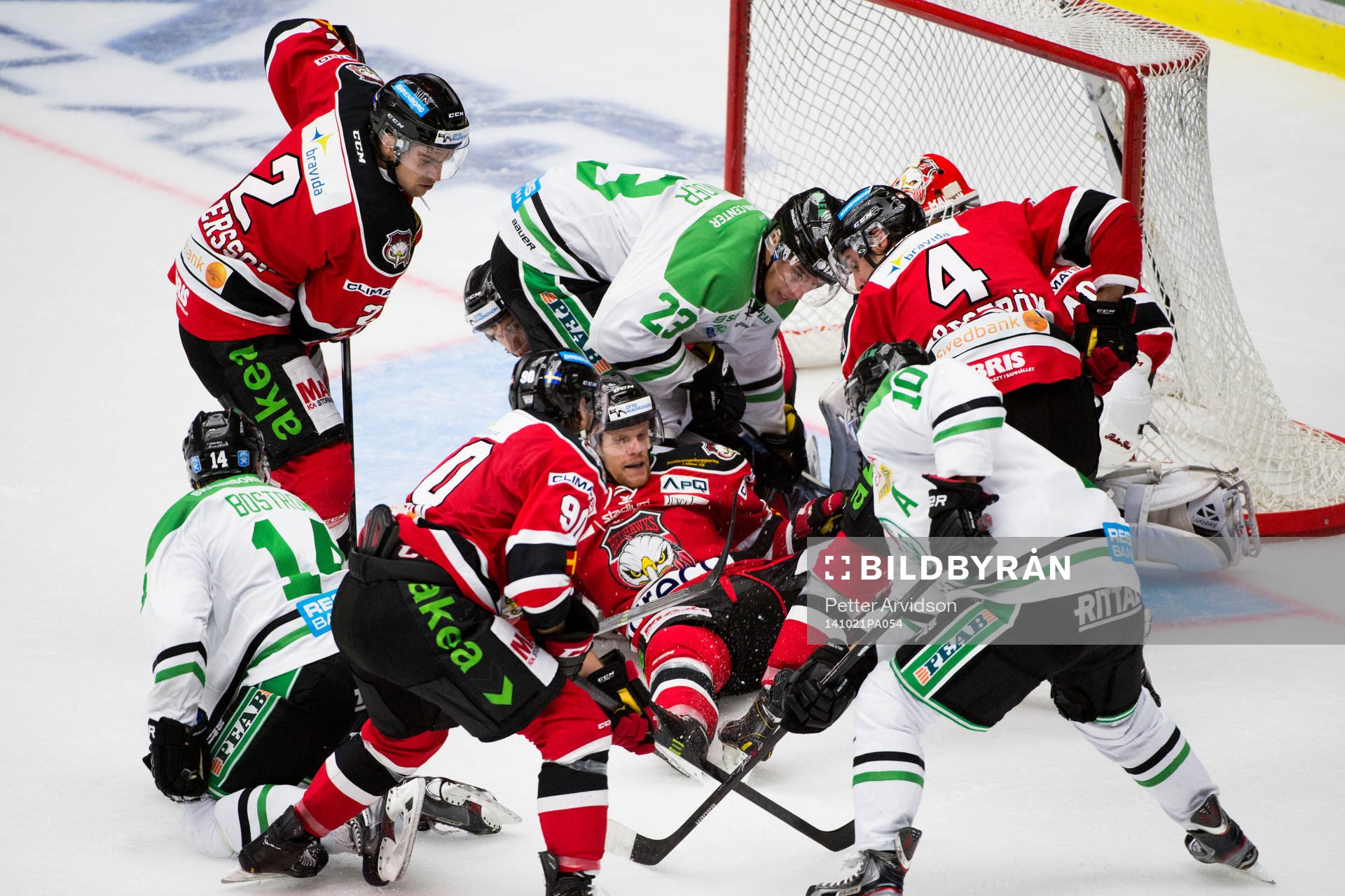 Malmö Redhawks Mathias Tjärnqvist ligger på rygg när