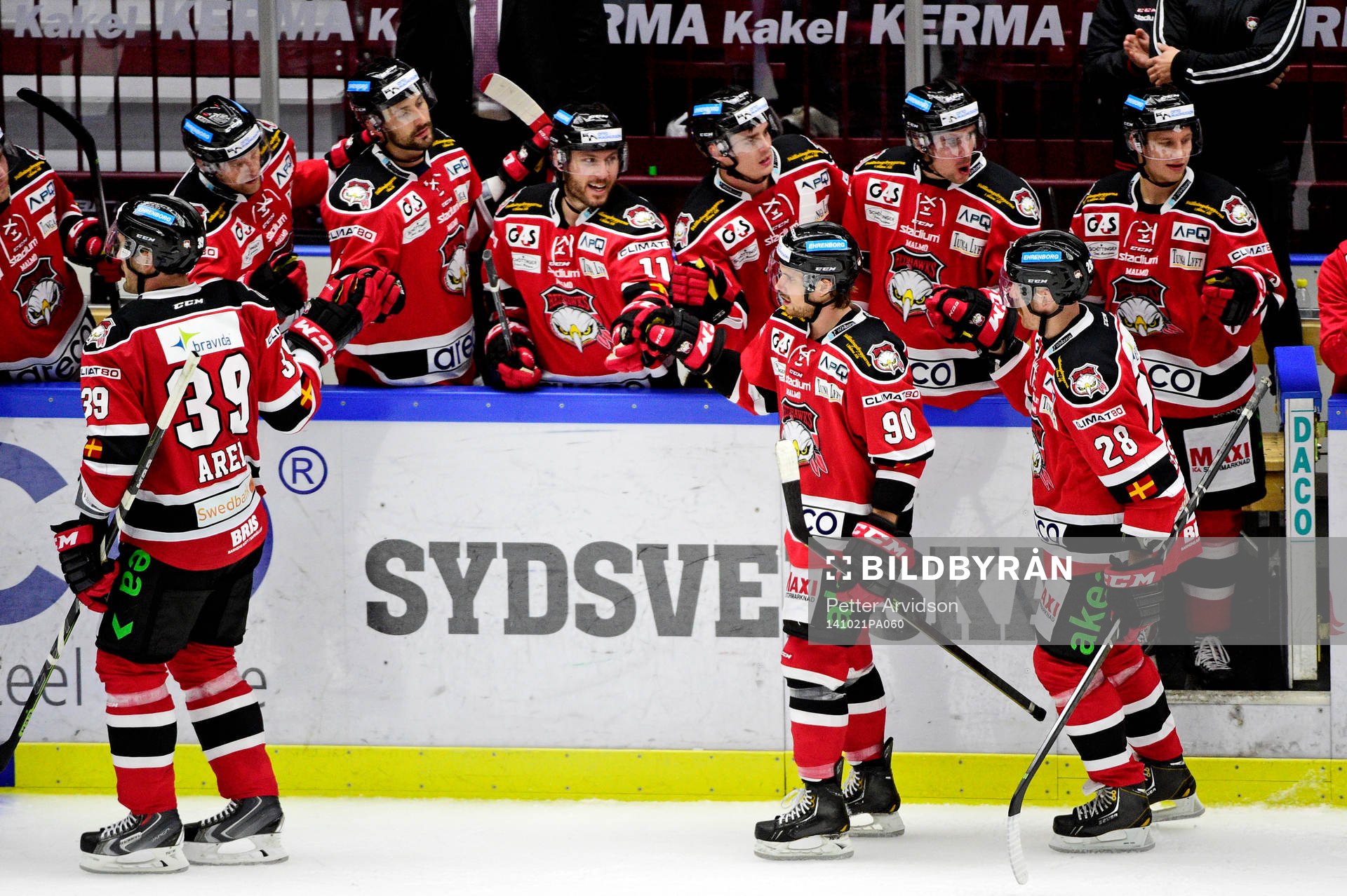 Malmö Redhawks Mattias Persson (mitten) jublar med bänken