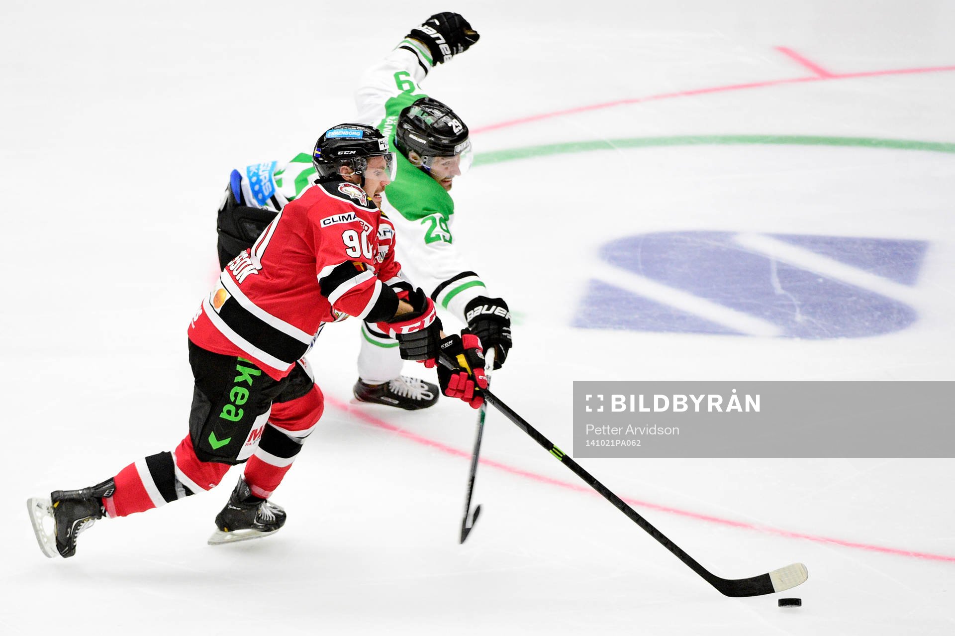 Rögles Ludvig Rensfeldt tappar pucken till Malmö Redhawks