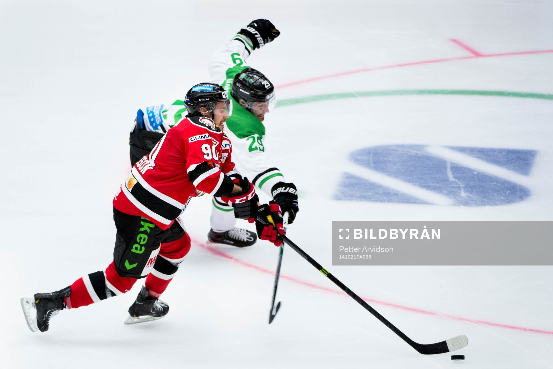 Malmö Redhawks Mattias Persson snor pucken från Rögles