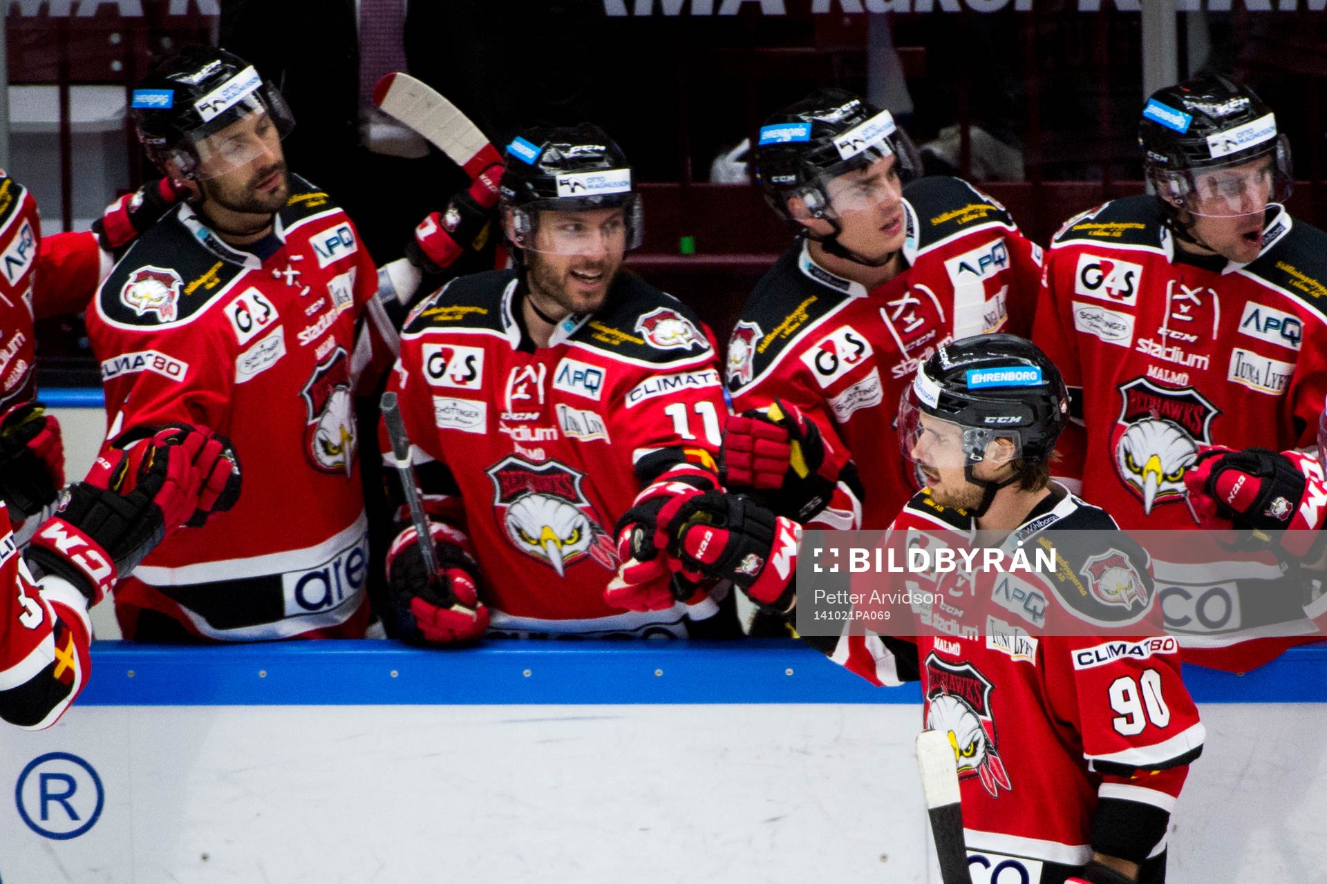 Malmö Redhawks Mattias Persson jublar med bänken