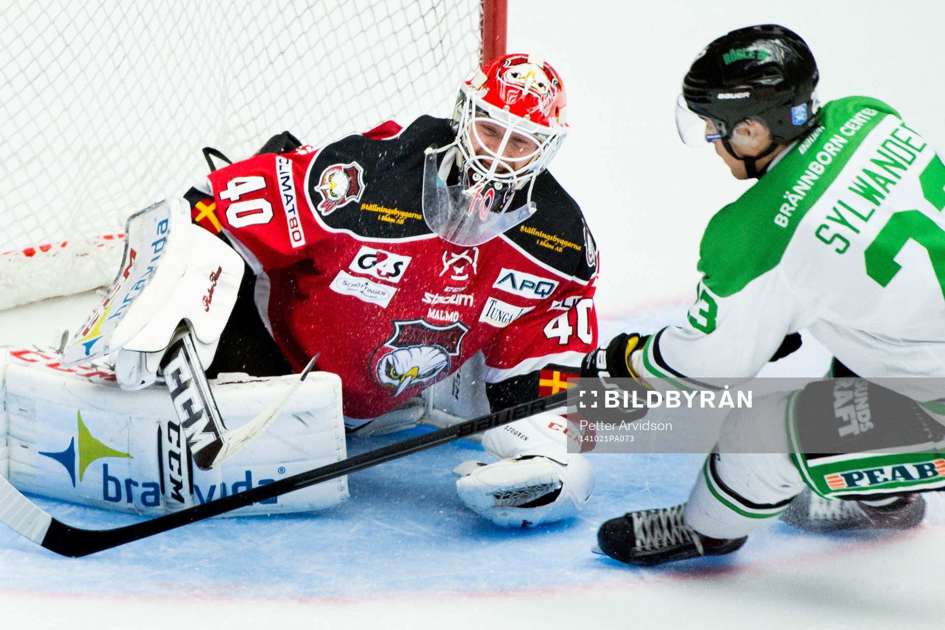 Rögles Daniel Sylwander oroar framför Malmö Redhawks