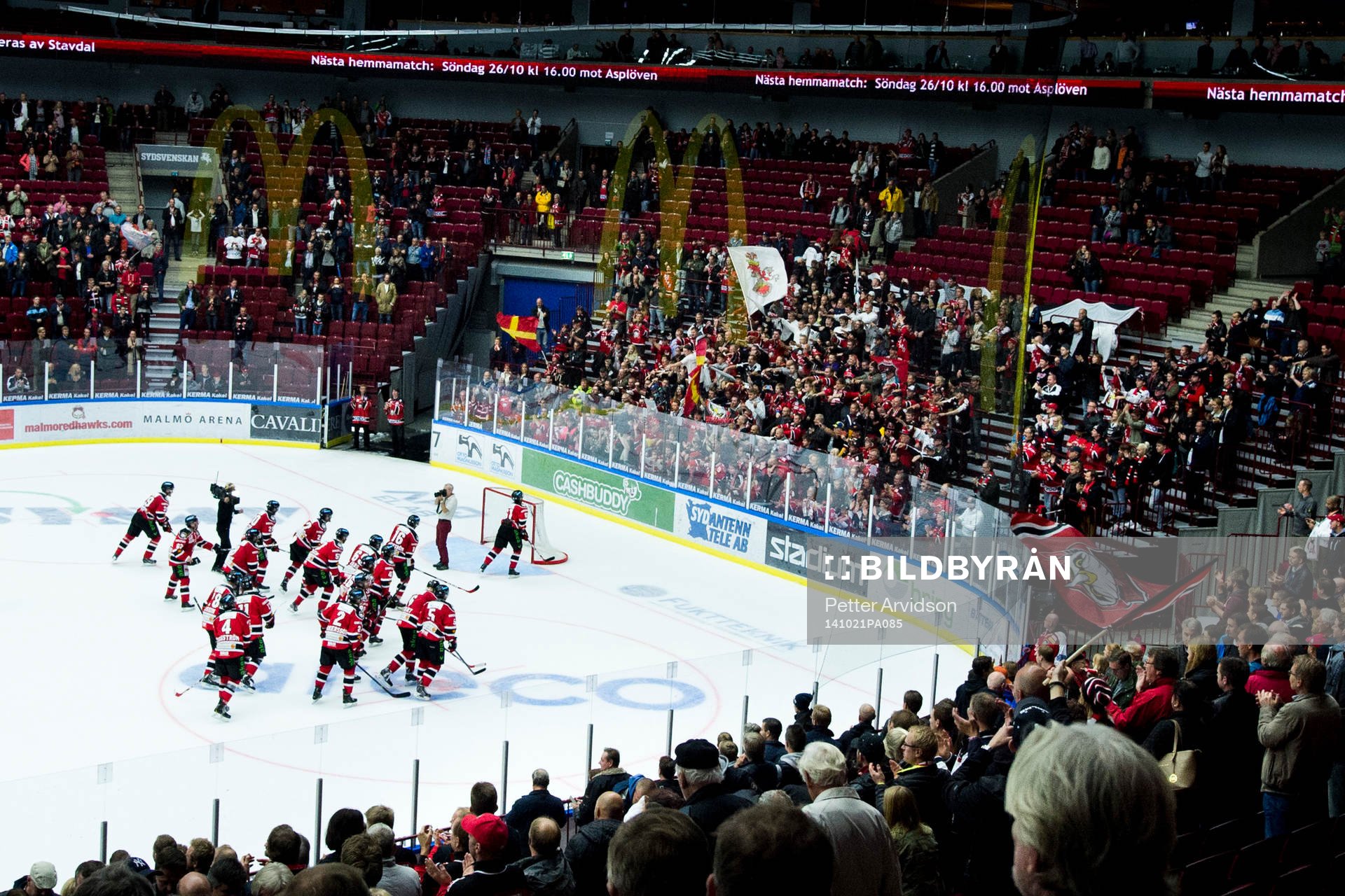Malmö Redhawks spelare jublar mot publiken