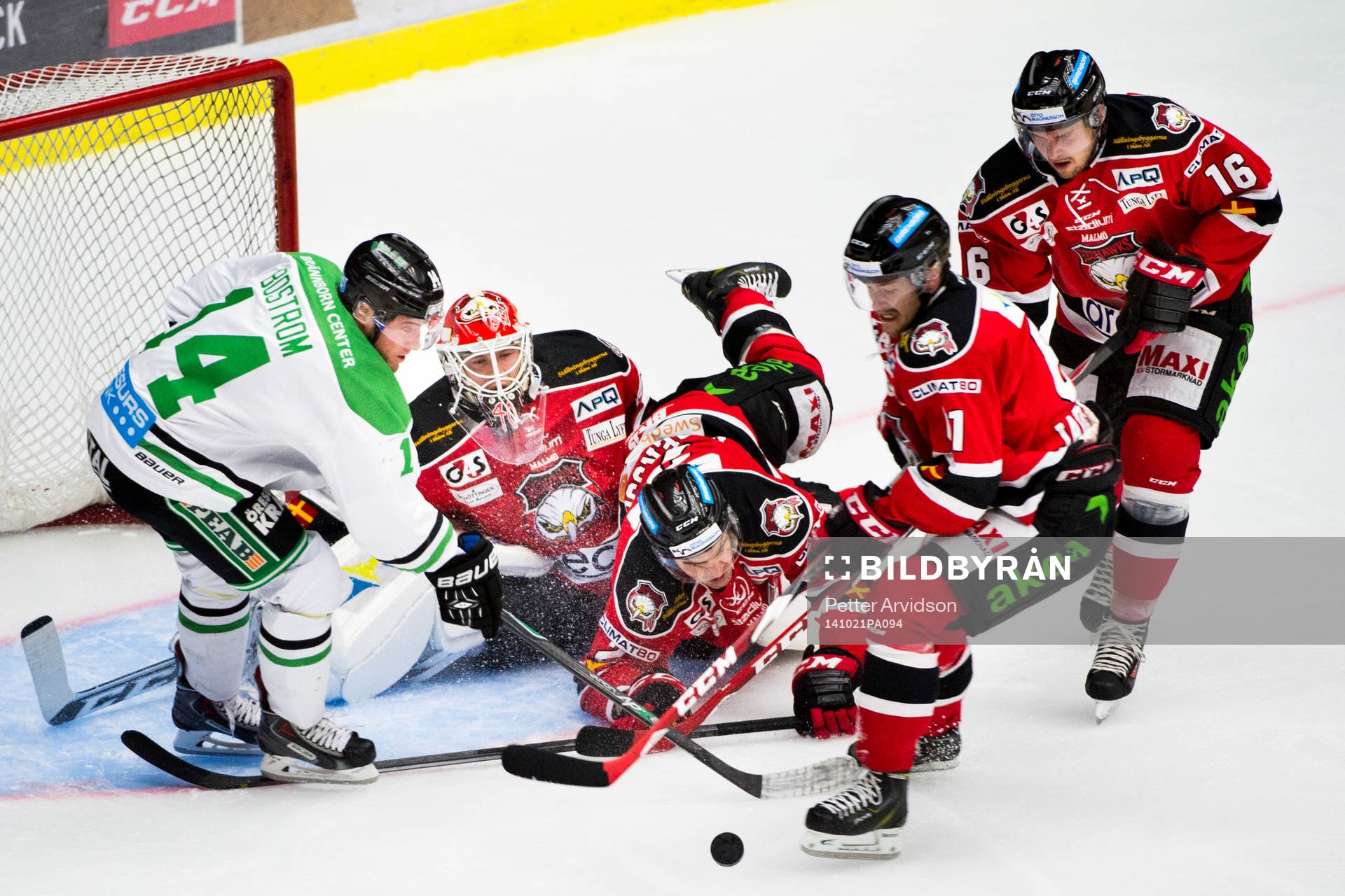 Rögles Justin Bostrom oroar framför Malmö Redhawks