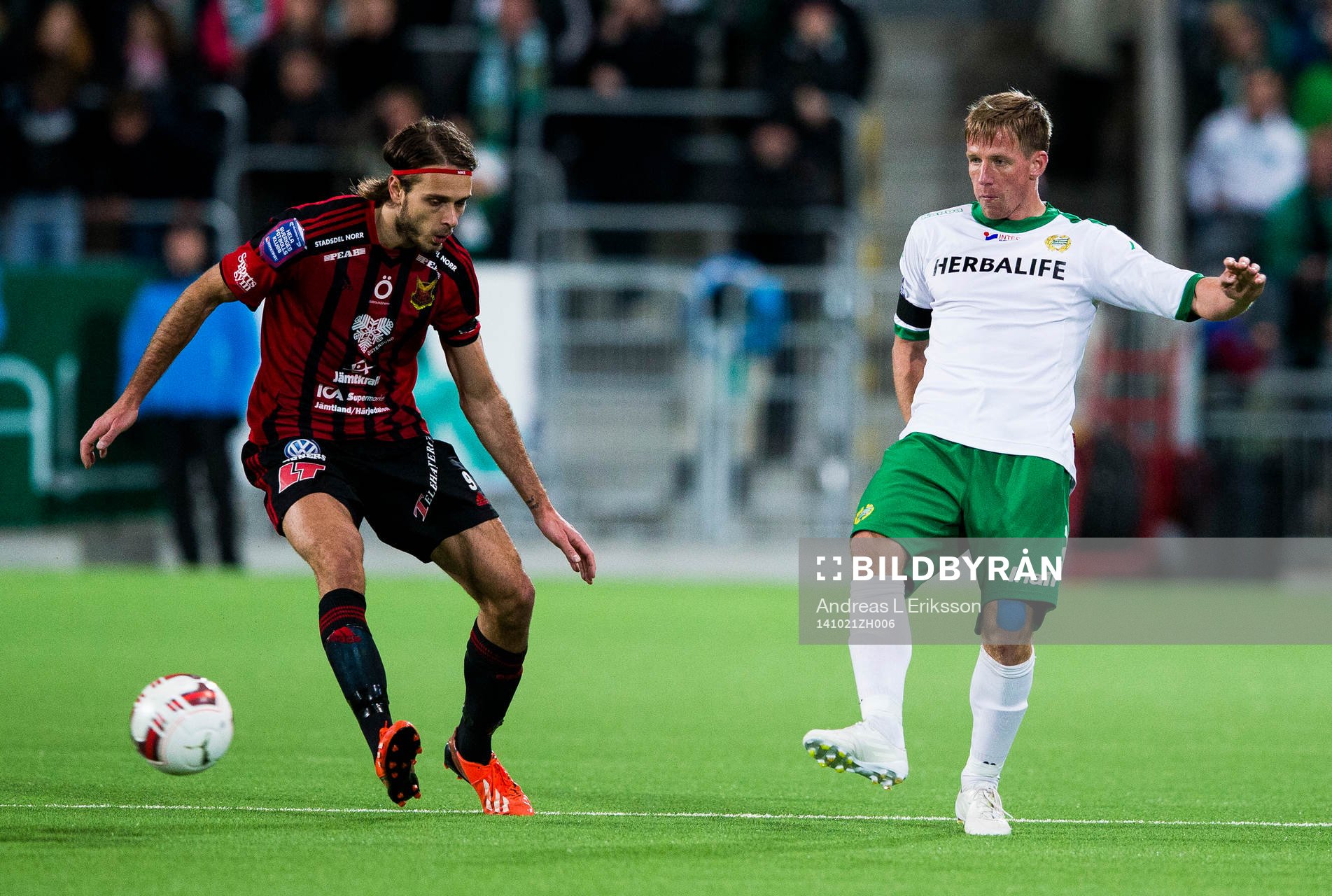 Östersunds Emir Smajic lyckas inte blockera passen från