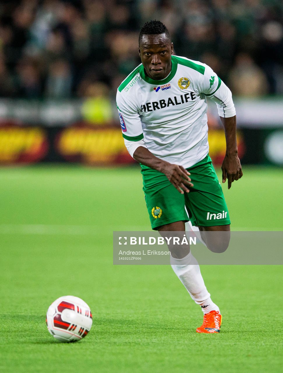 Hammarbys Amadaiya Rennie med bollen
