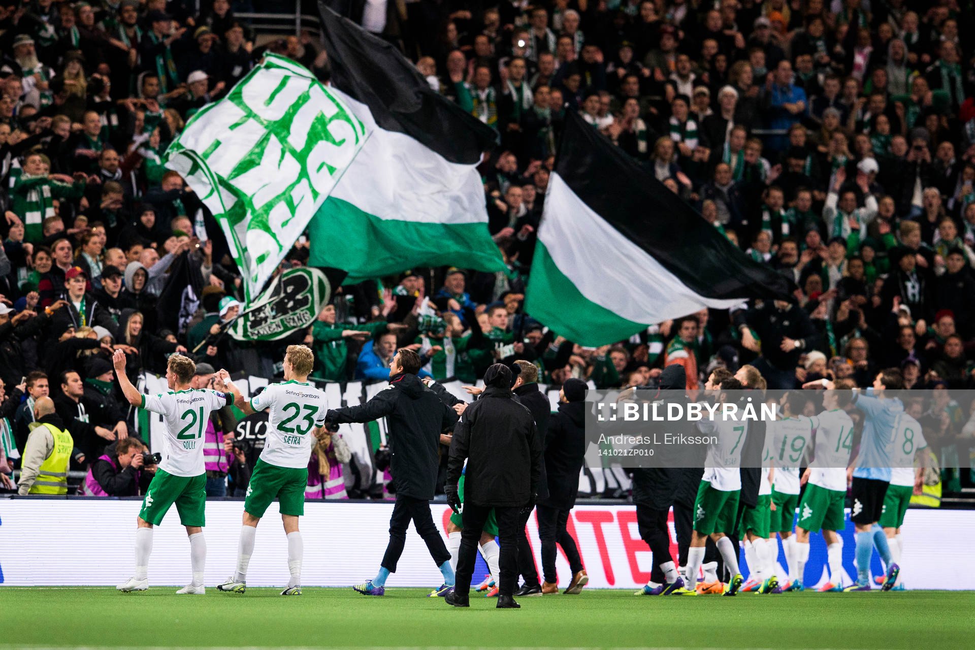Hammarbys spelare tackar publiken efter fotbollsmatchen i Superettan mellan Hammarby och Östersund den 21 oktober 2014 i Stockholm. 