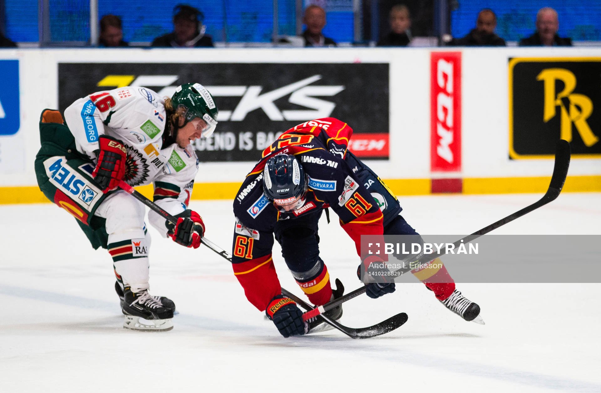 Frölundas Anton Axelsson jagar Djurgårdens Markus Ljungh