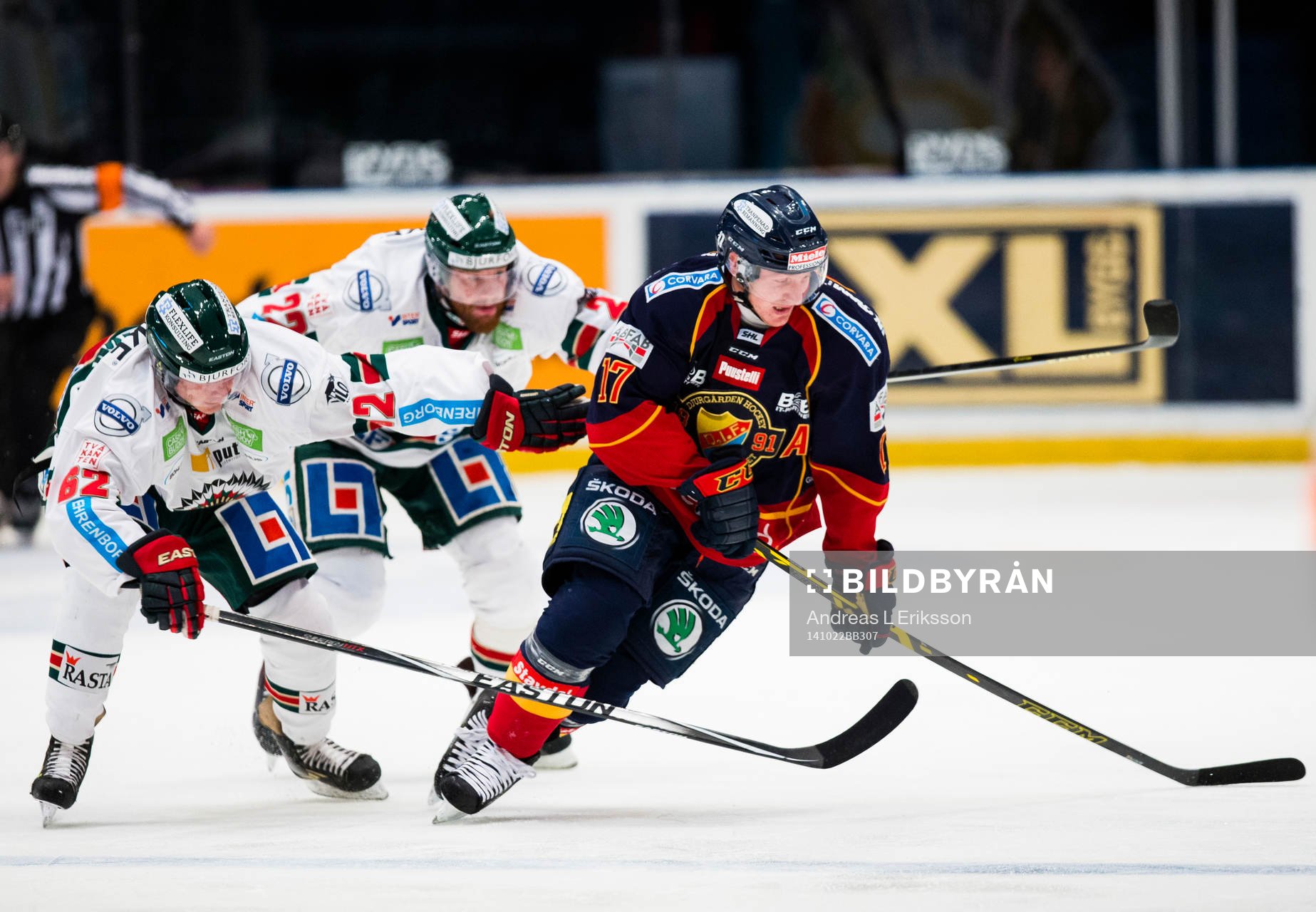 Frölundas Artturi Lehkonen i kamp om pucken med