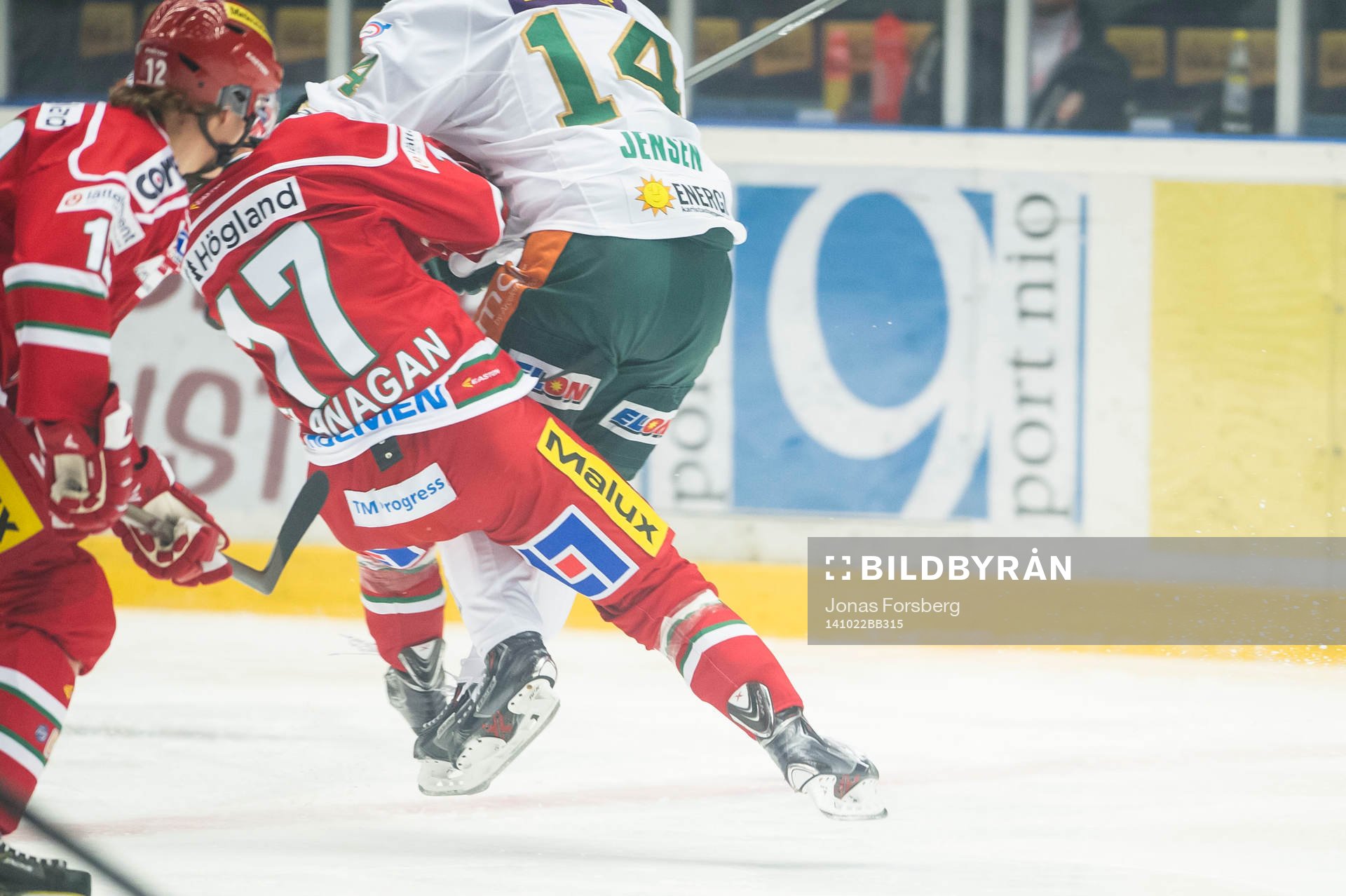 Färjestad Jesper Jensen tacklar Modos Kyle Flanagan fult