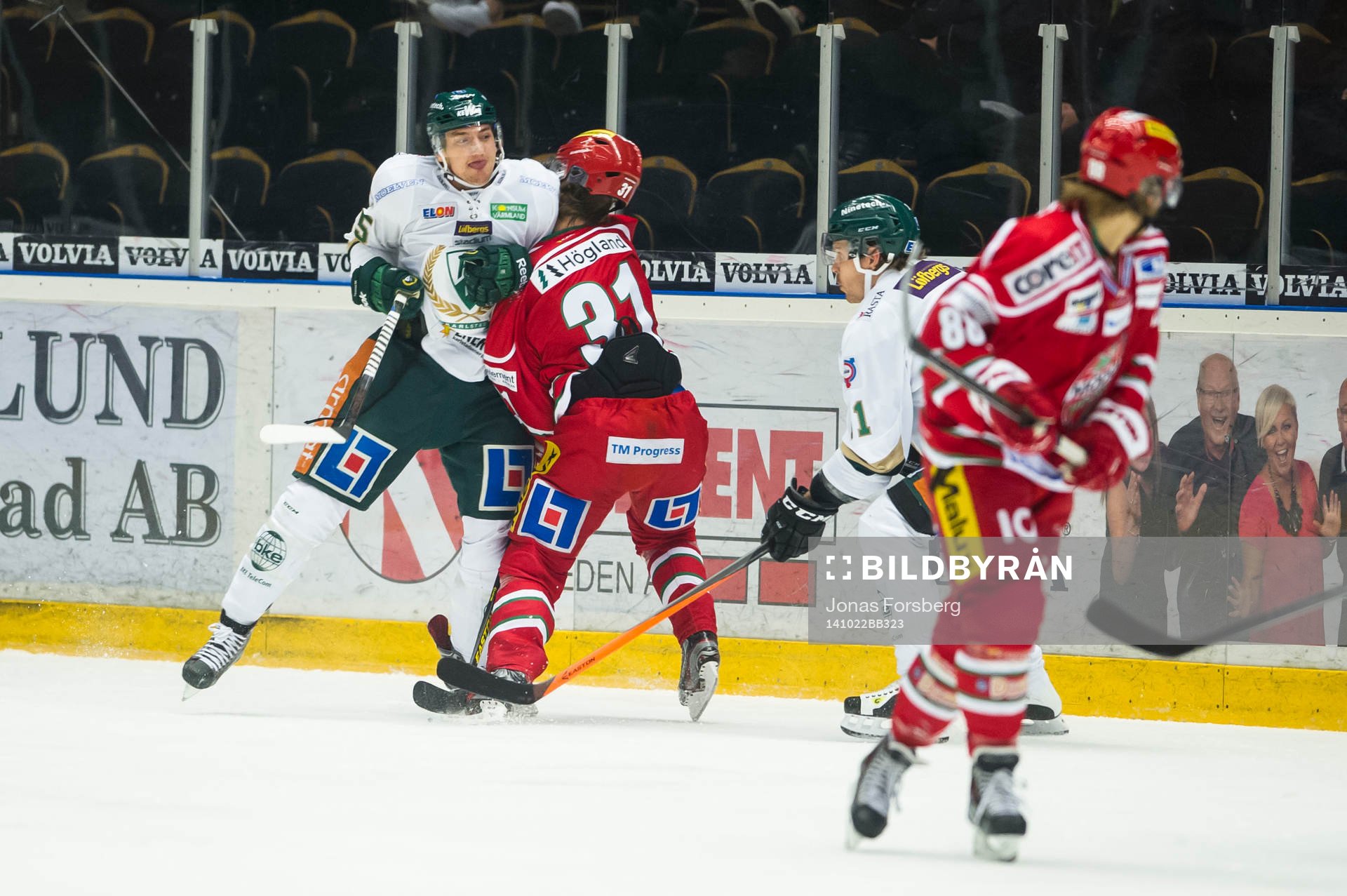 Färjestads Anton Hedman tacklar Modos Gustav Possler