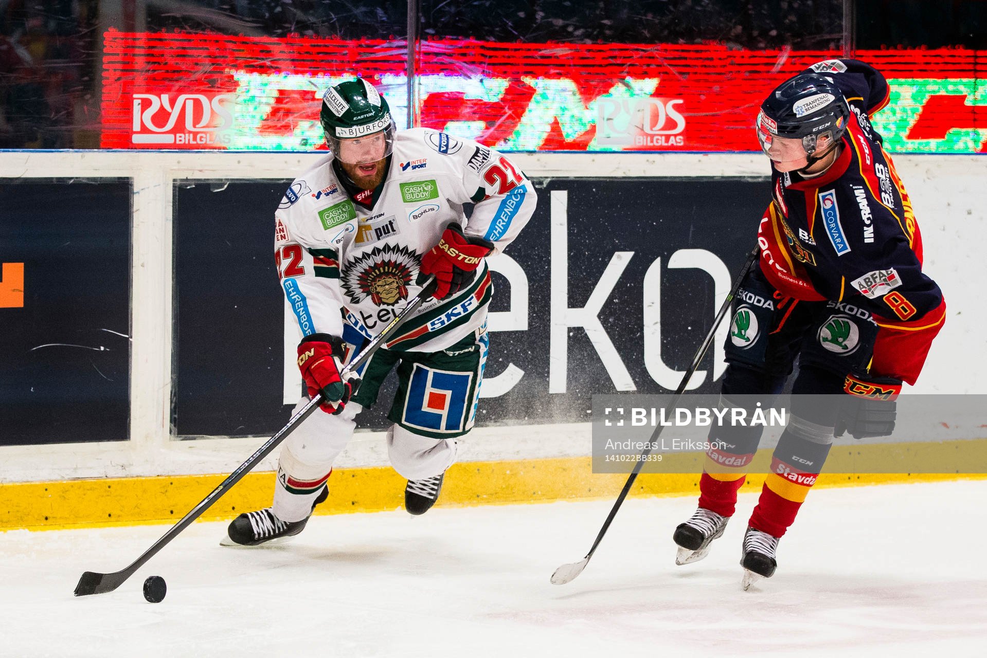 Frölundas Robin Figren uppvaktas av Djurgårdens Linus