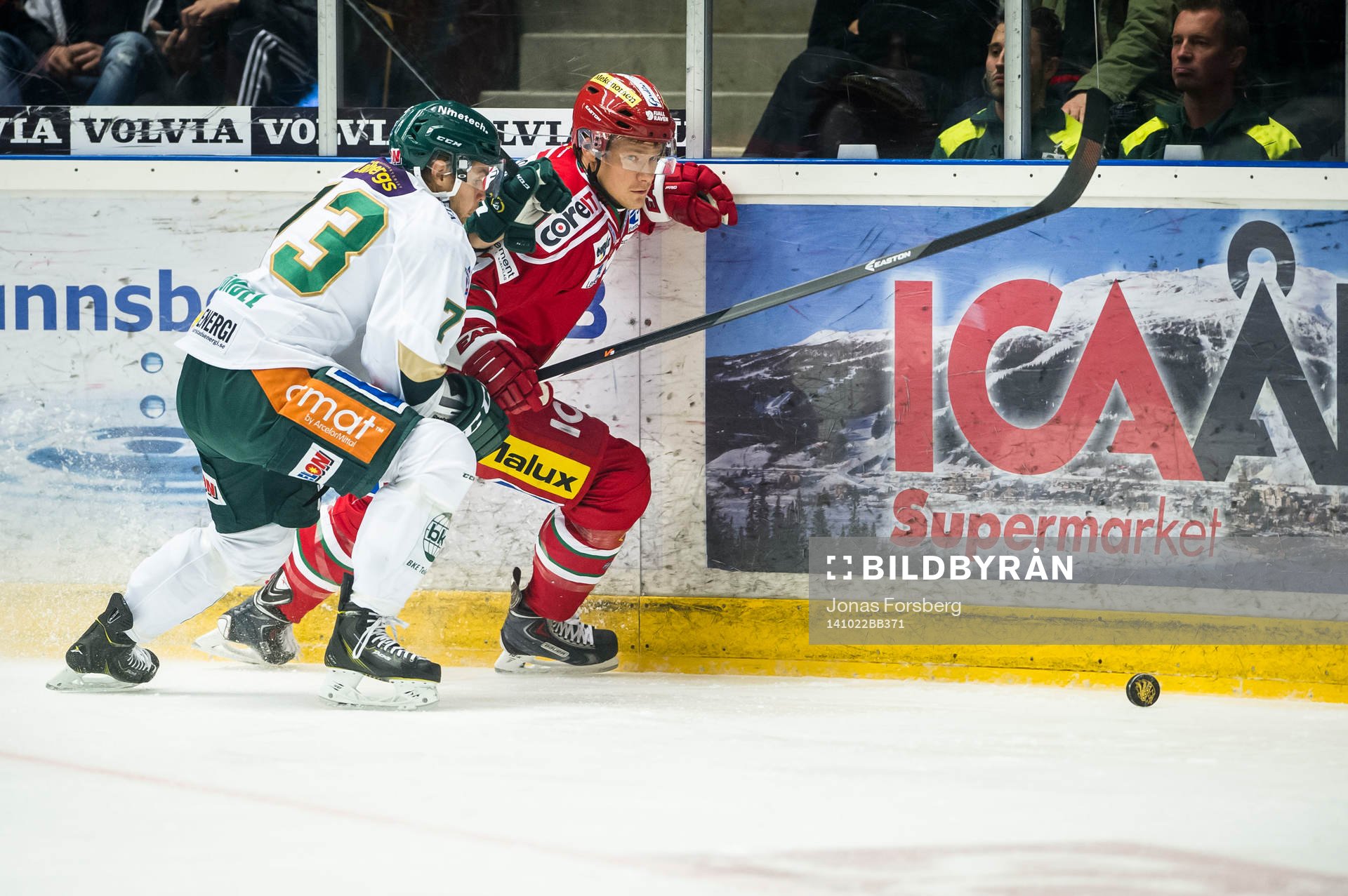 Färjestads Anton Grundel pressar Modos Simon Önerud