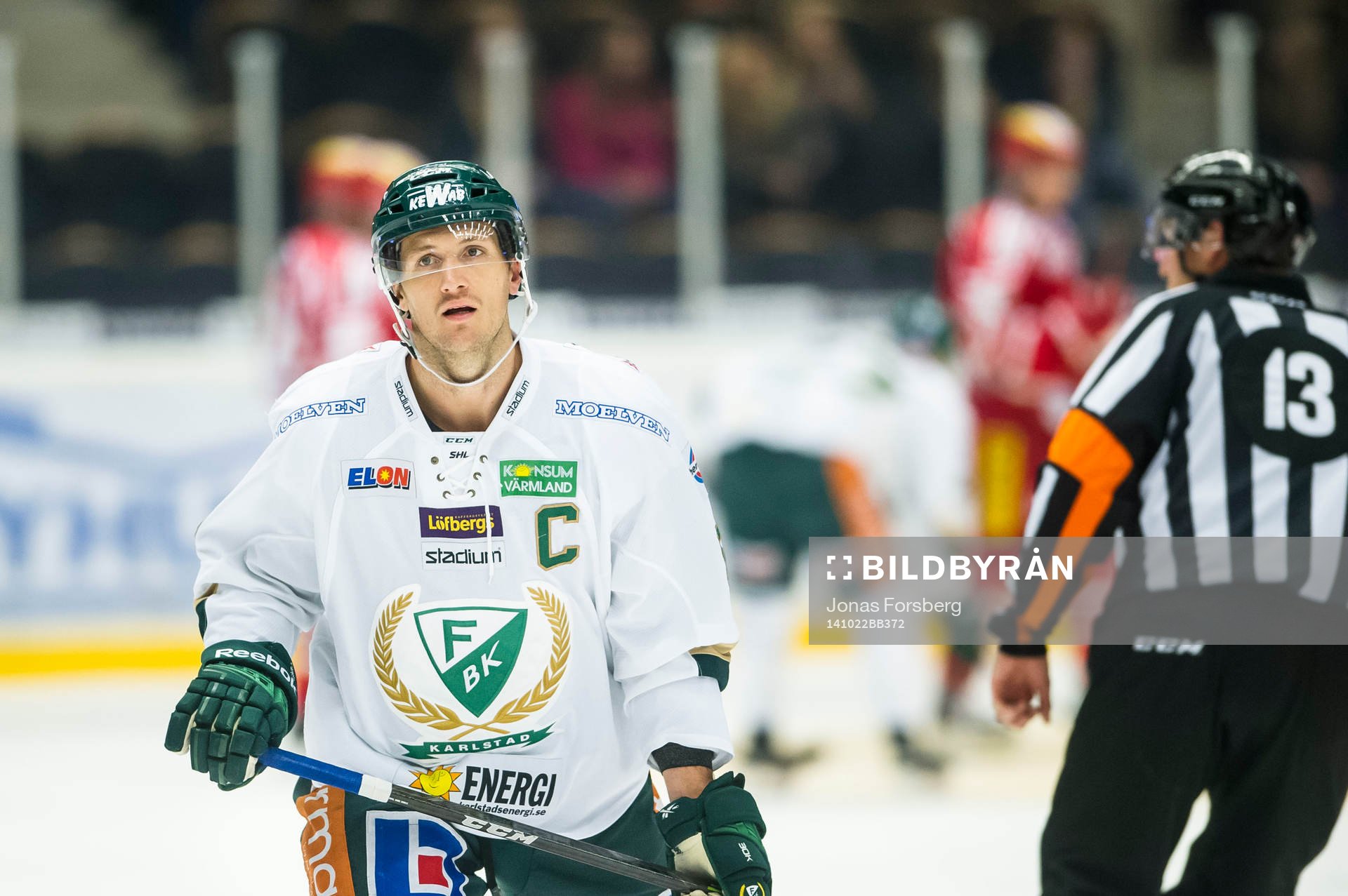 Färjestads Ole-Kristian Tollefsen och Domare Morgan