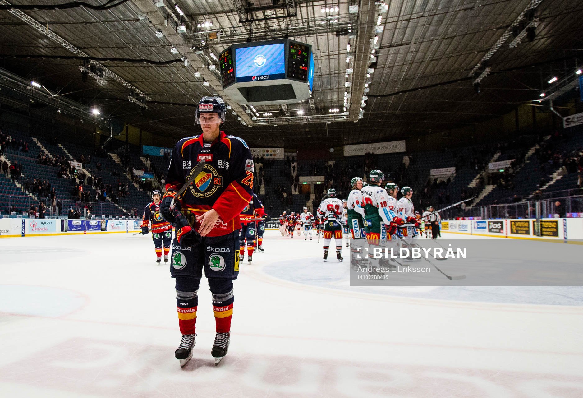 Djurgårdens David Rundqvist deppar när han åker av isen