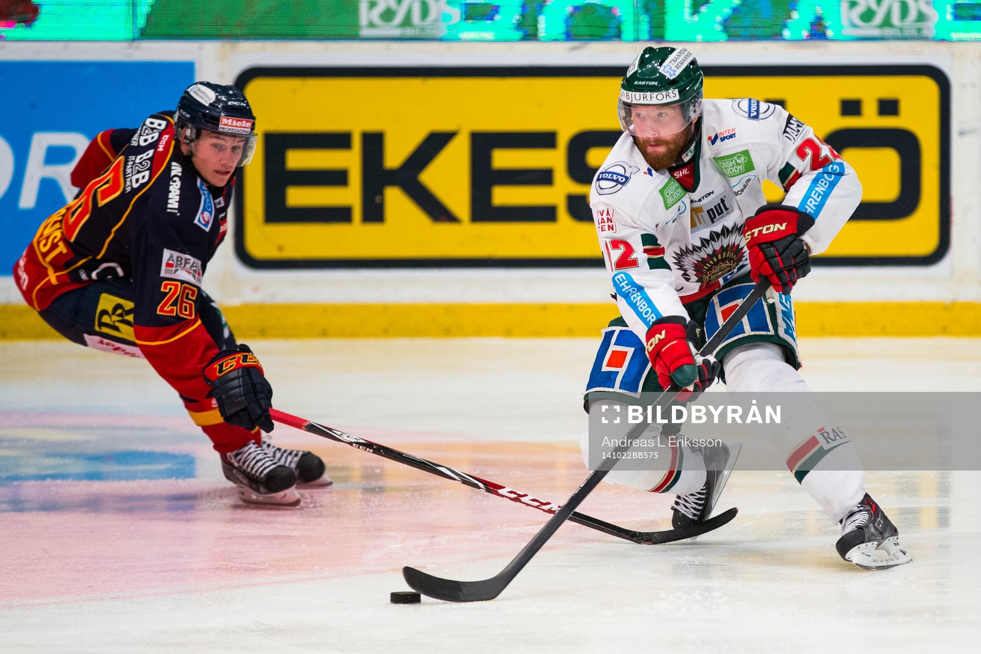 Djurgårdens David Rundqvist försöker stoppa Frölundas